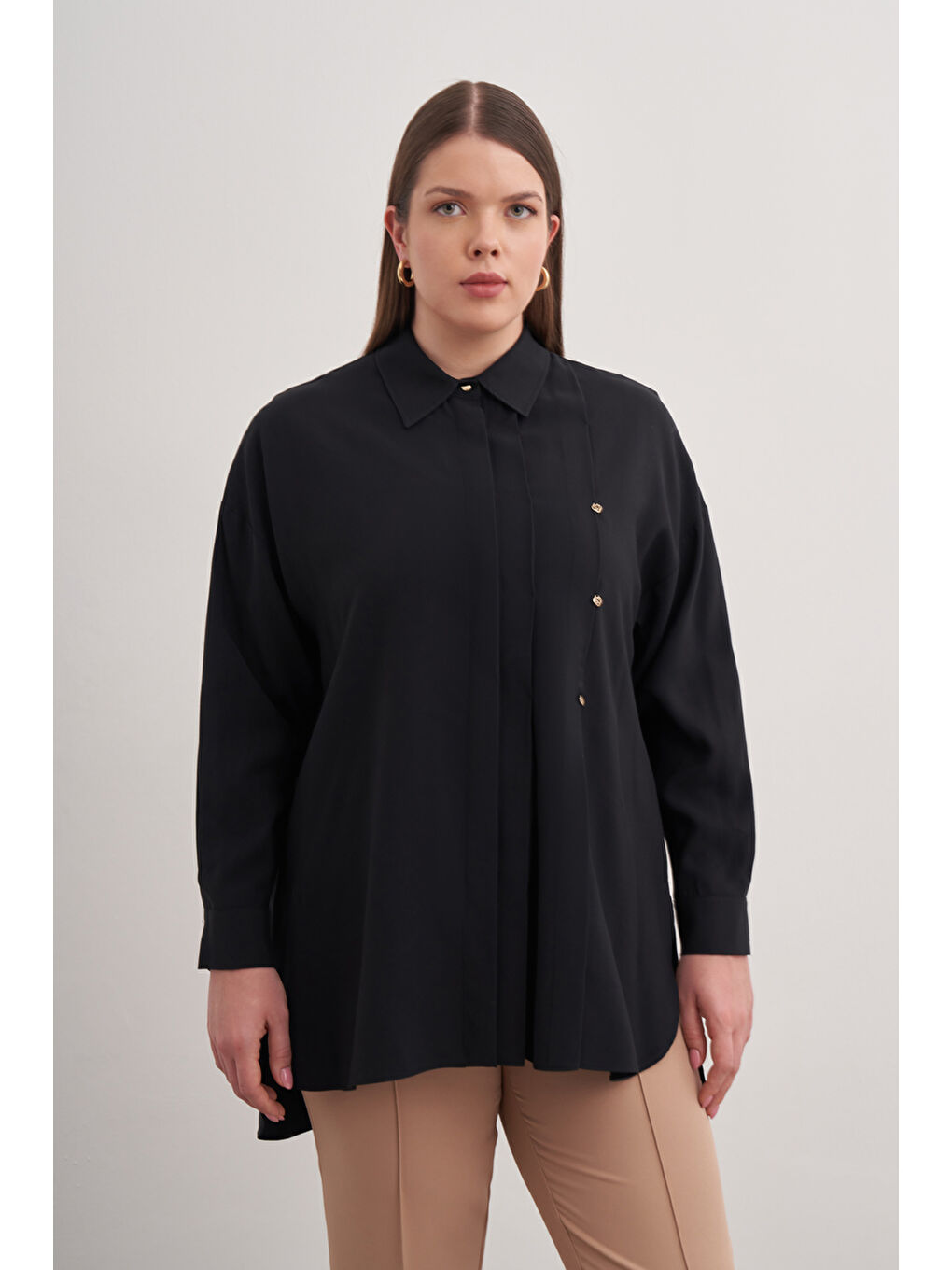 Siyah Pileli Metal Logolu Bluz-3