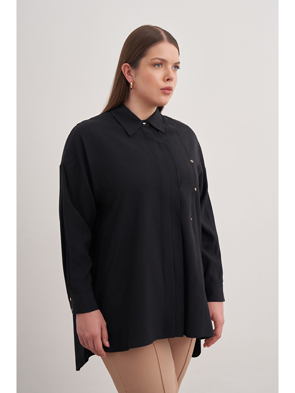 Siyah Pileli Metal Logolu Bluz-4