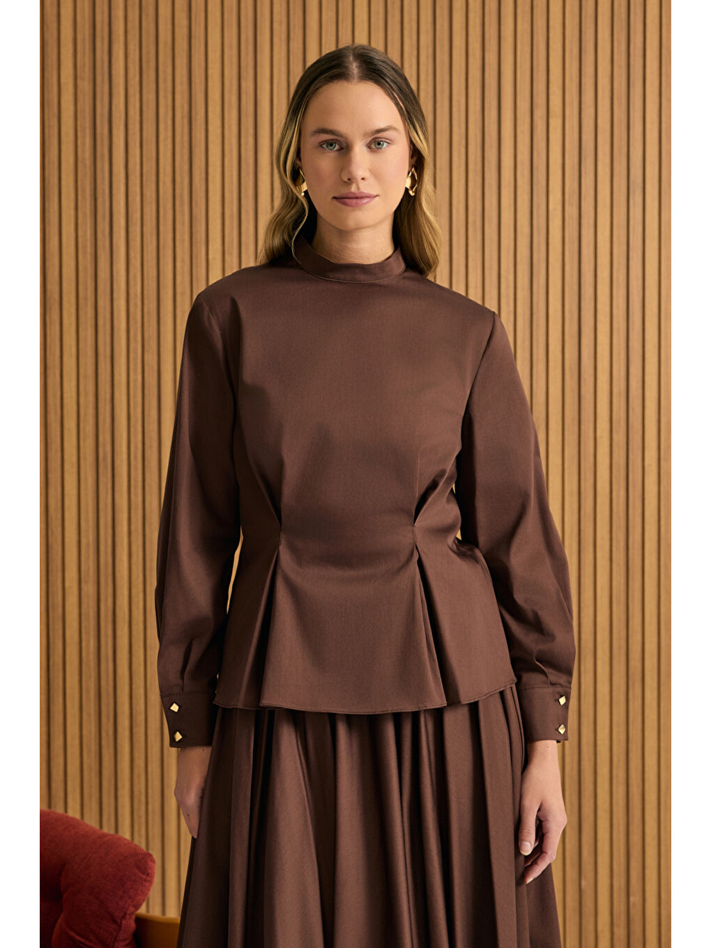 Kahverengi Beli Pili Detaylı Pamuk Bluz-3