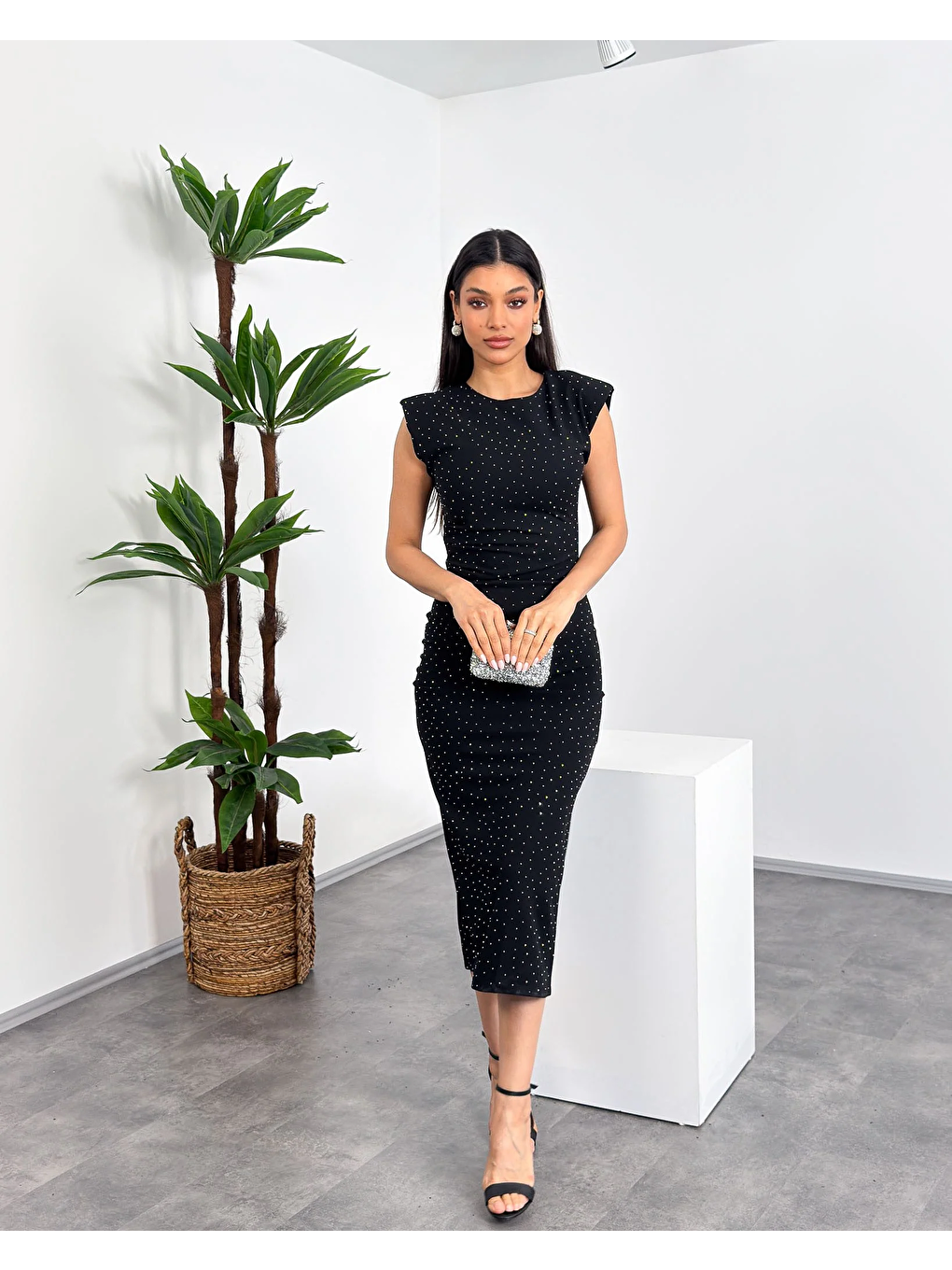 Siyah Yuvarlak Yaka Taş Baskılı Omuz Vatkalı Drapeli Arkadan Yırtmaçlı Uzun Kadın Kalem Elbise-1