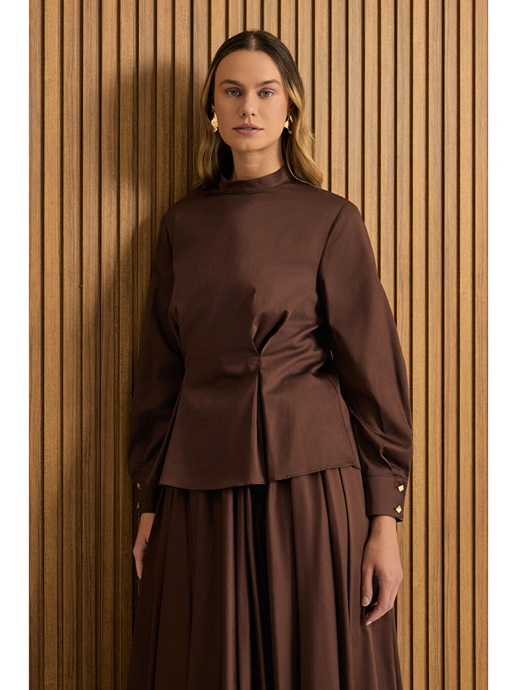 Kahverengi Beli Pili Detaylı Pamuk Bluz-4