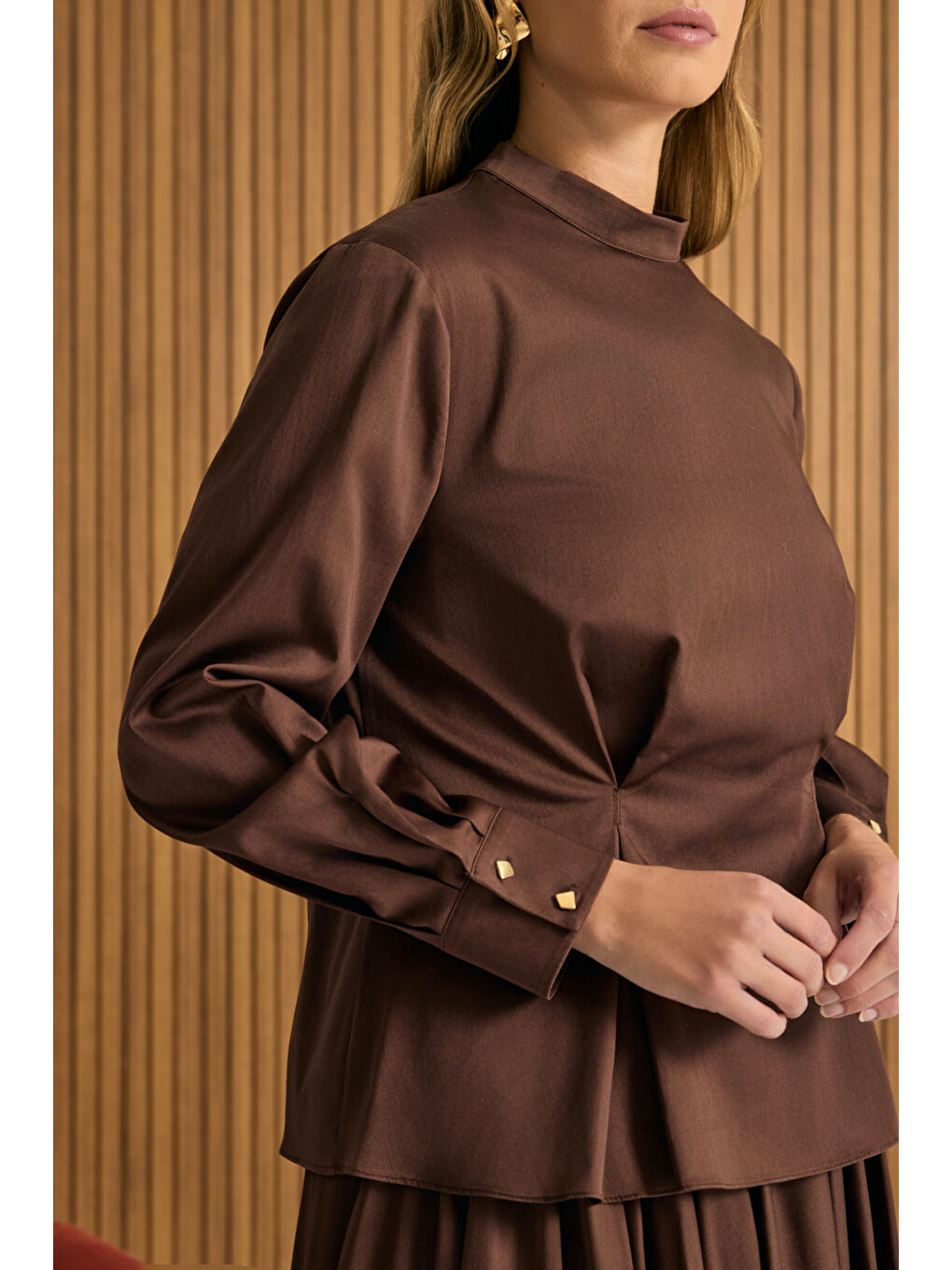 Kahverengi Beli Pili Detaylı Pamuk Bluz-5