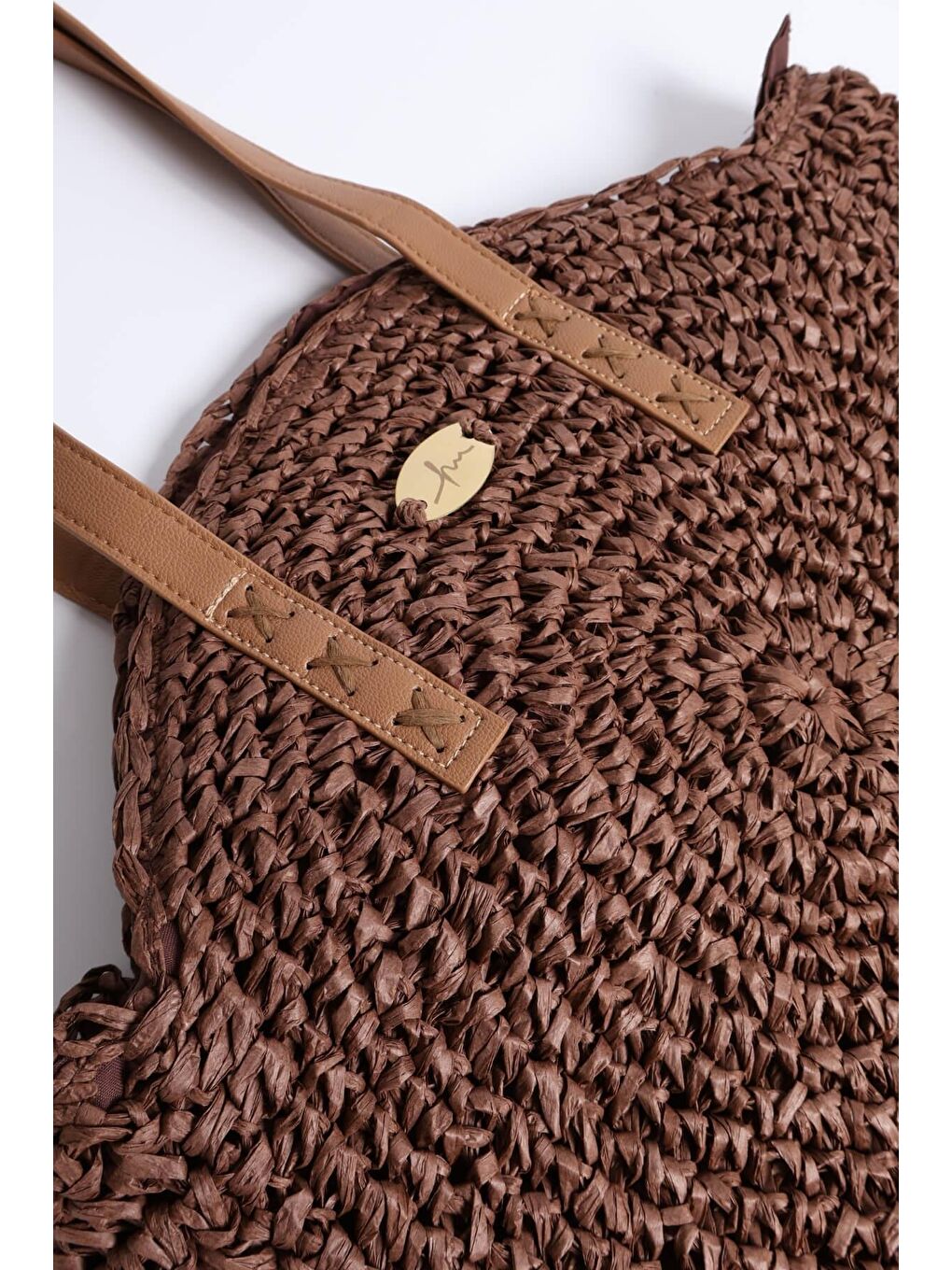 İmza Detaylı Kahverengi Yuvarlak Örme Hasır Çanta 1007-2