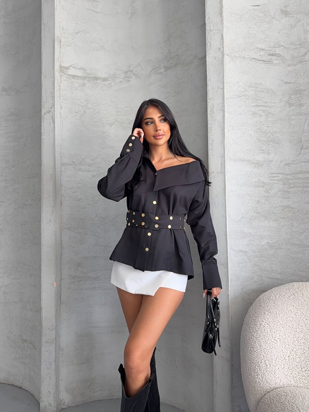 Çıtçıtlı Kemerli Siyah Gömlek