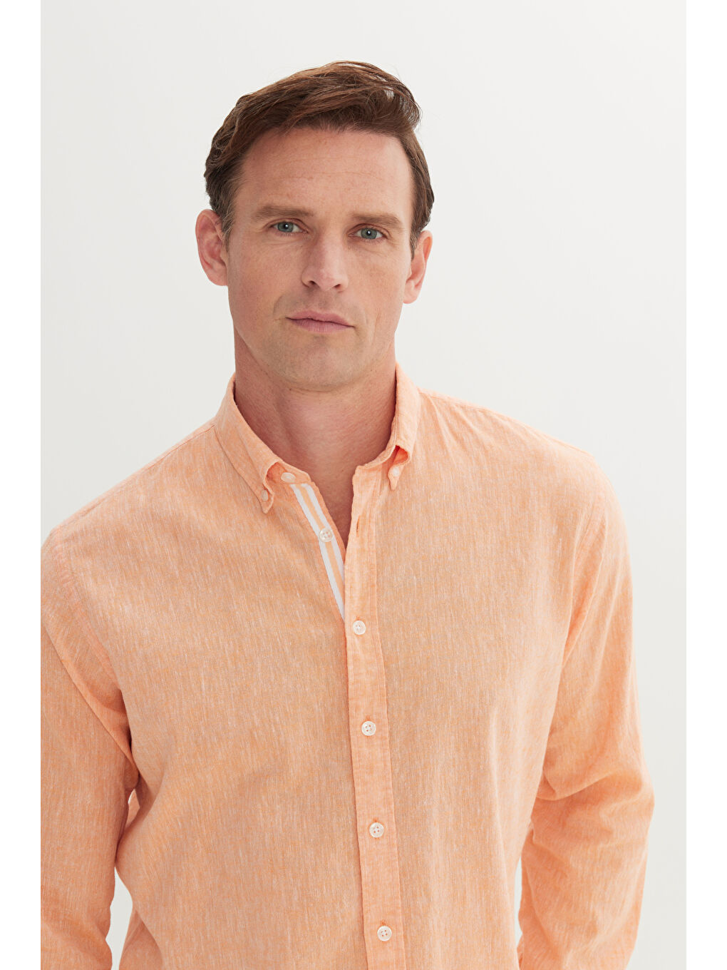 Erkek Turuncu Pamuklu Keten Comfort Fit Rahat Kesim Düğmeli Yaka Armürlü Gömlek-3