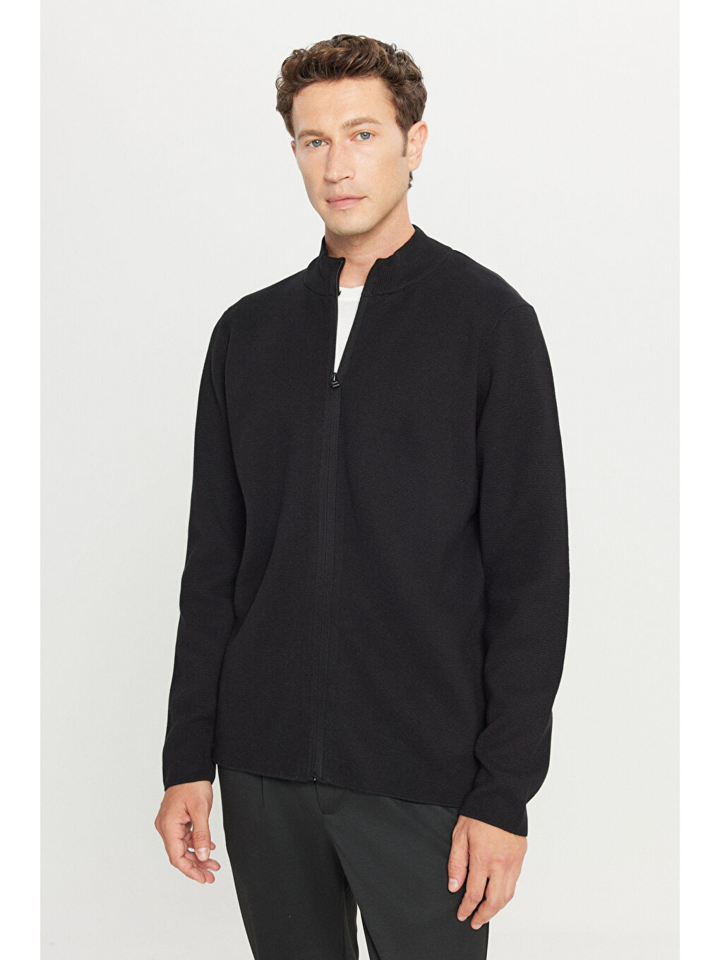 Erkek Siyah Pamuklu Standart Fit Normal Kesim Dik Yaka Triko Hırka