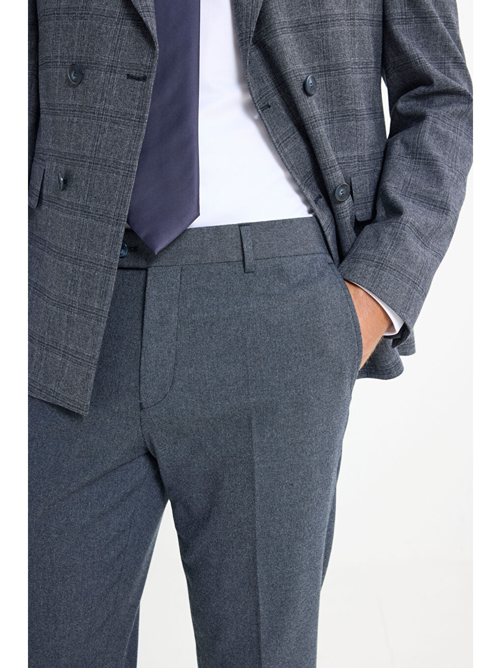 Erkek Koyu Gri Slim Fit Dar Kesim Kırlangıç Yaka Kareli Kapak Cepli Esnek Takım Elbise-4