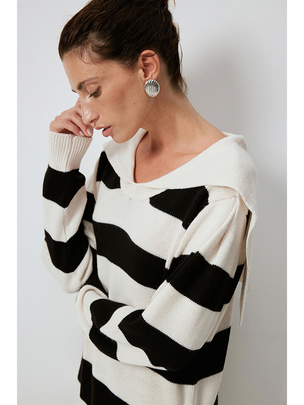 Ekru Geniş Yakalı Çizgili Triko Elbise-5