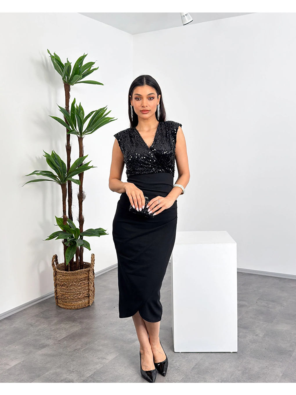 Gri Kruvaze Yaka Pul Payet Detaylı Omuz Vatkalı Uzun Kollu Ara Boy Kadın Elbise-1