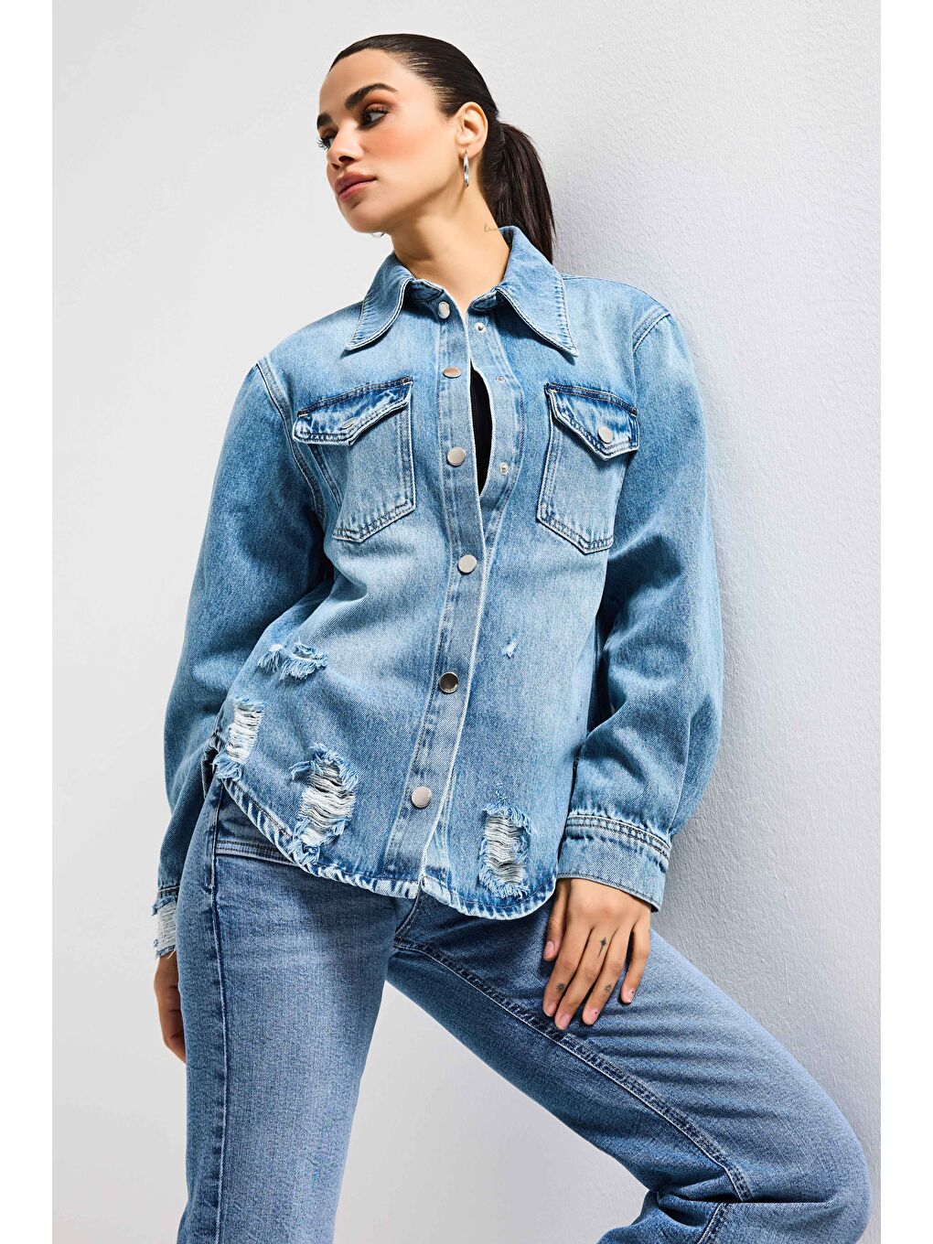 Kadın Mavi 12s6-4 Yırtık Detaylı Denim Gömlek-6