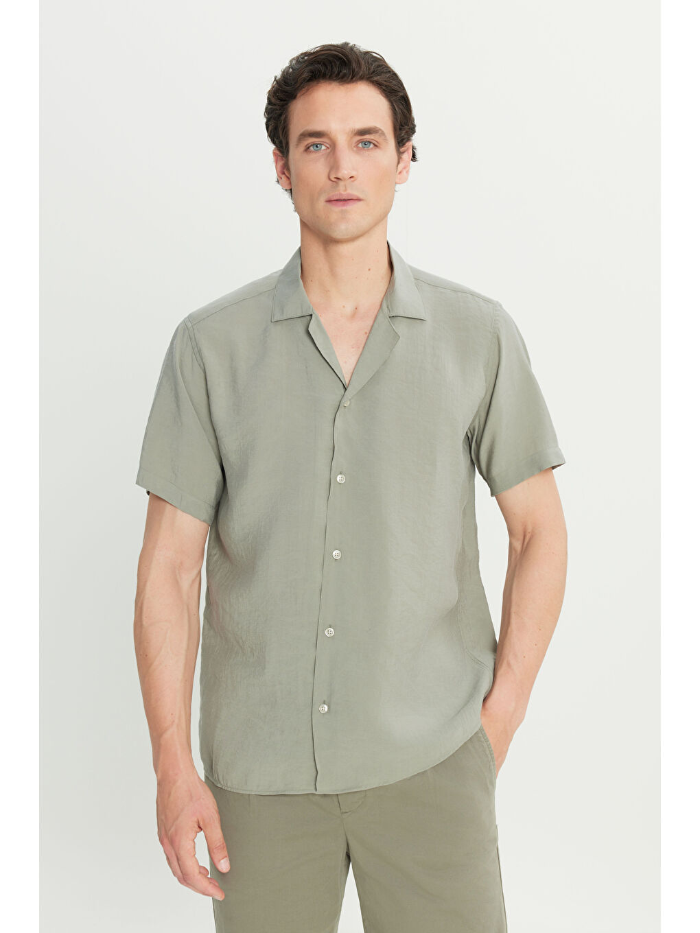 Erkek Haki Yumuşak Dokulu Comfort Fit Rahat Kesim Hawai Yaka Gömlek