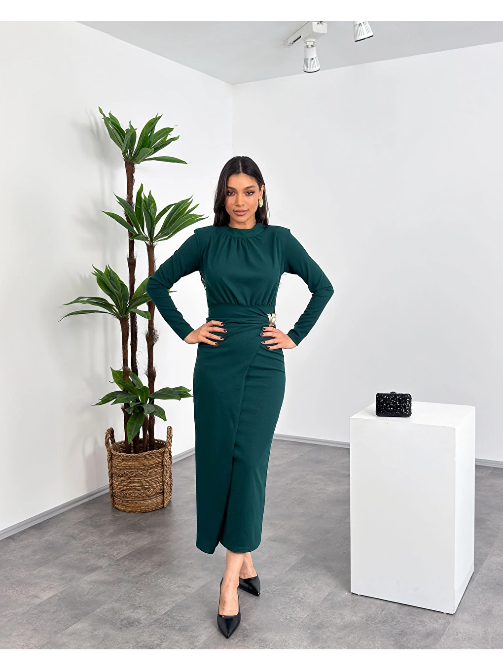 Kahverengi Hakim Yaka Drapeli Roba Detaylı Tokalı Broş Aksesuarlı Uzun Kollu Kadın Elbise