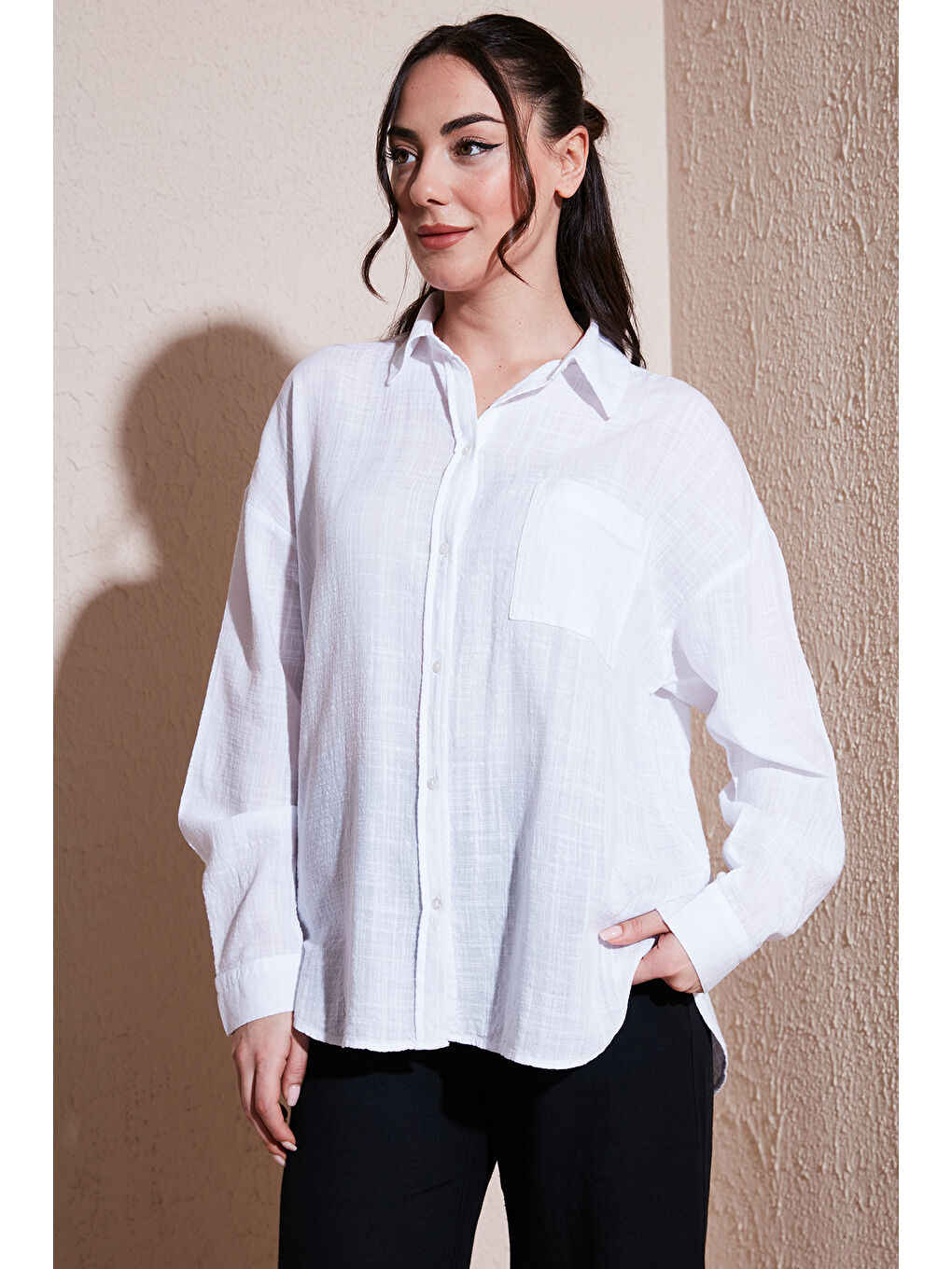 Beyaz Pamuklu Rahat Kalıp Uzun Kollu Kadın Gömlek 26Y0245K1-1
