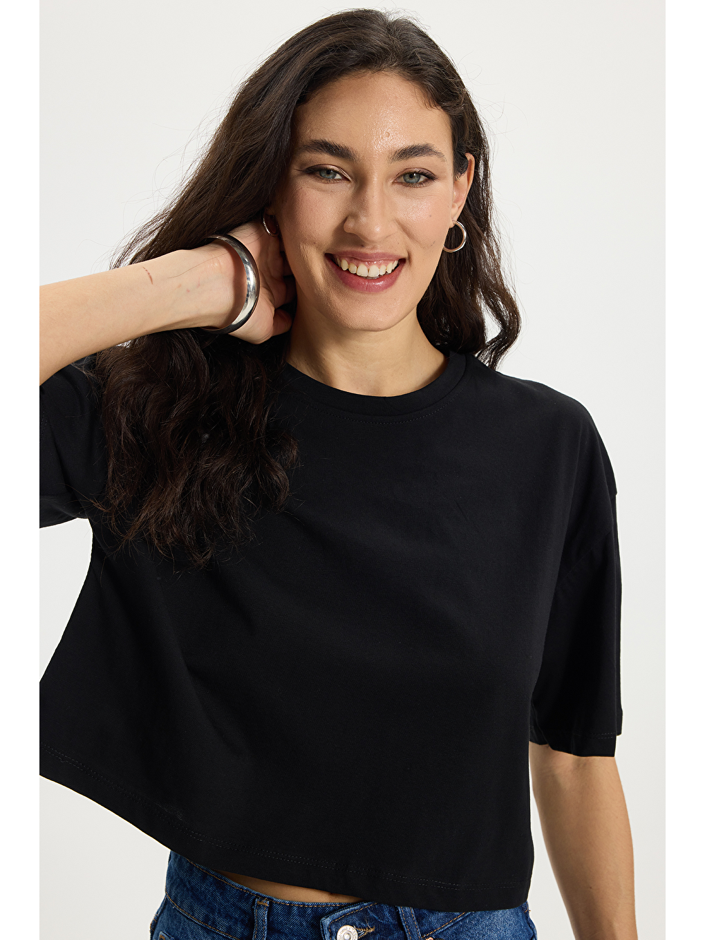 Kadın Slim Fit Dar Kesim %100 Pamuk Kısa Kollu Bisiklet Yaka Siyah Crop Tişört