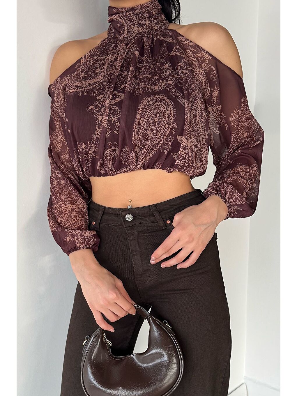 Kahverengi İç Astarlı Omuz Dekolteli Kadın Crop Top Şifon Bluz