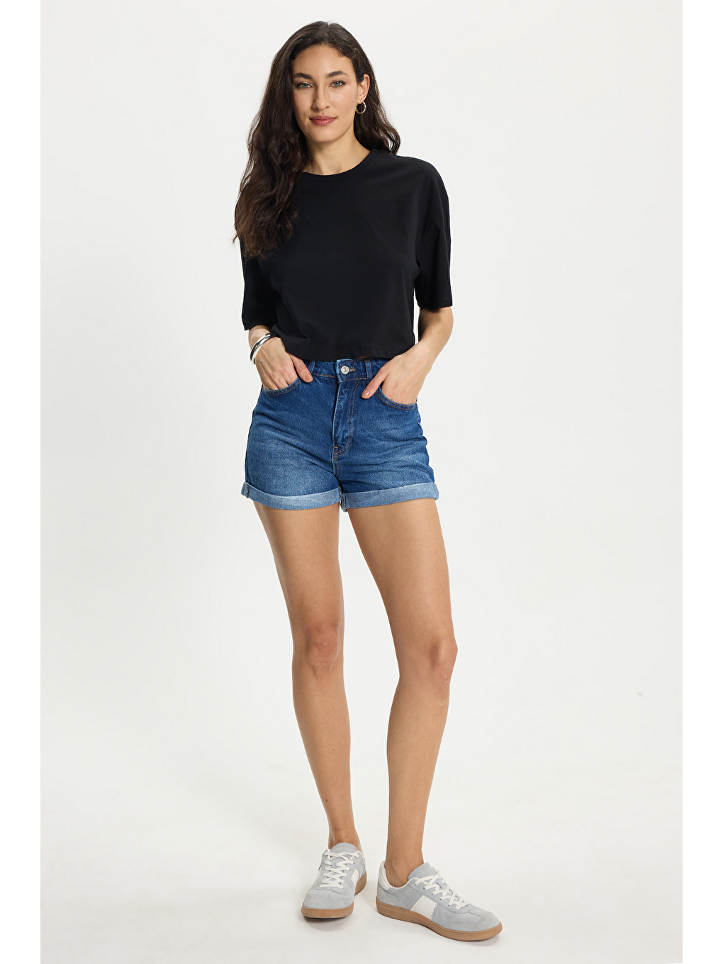 Kadın Slim Fit Dar Kesim %100 Pamuk Kısa Kollu Bisiklet Yaka Siyah Crop Tişört-1