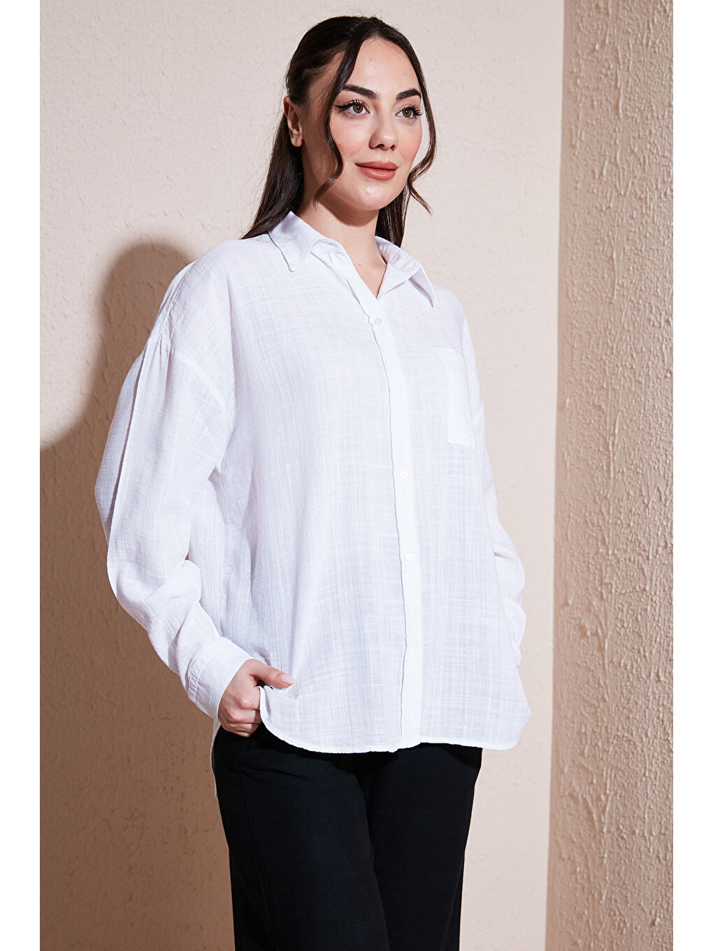 Beyaz Pamuklu Rahat Kalıp Uzun Kollu Kadın Gömlek 26Y0245K1-2