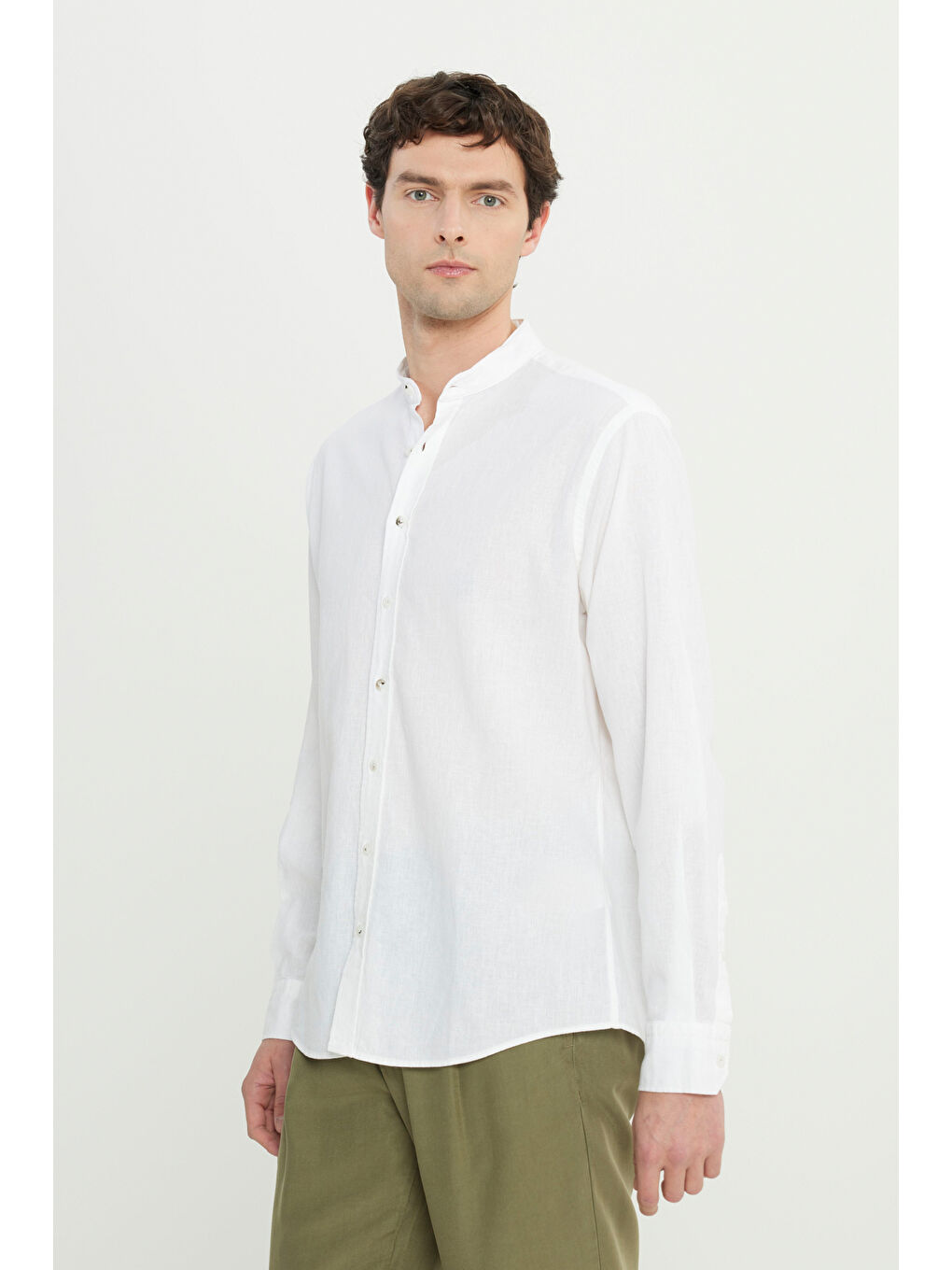 Erkek Beyaz Comfort Fit Rahat Kesim Hakim Yaka Gömlek-2