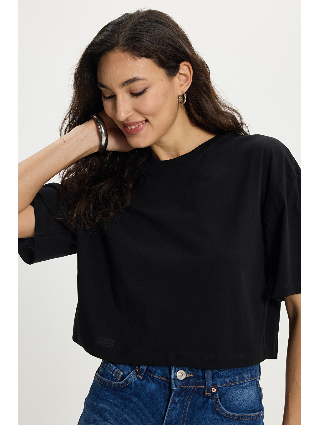 Kadın Slim Fit Dar Kesim %100 Pamuk Kısa Kollu Bisiklet Yaka Siyah Crop Tişört-2