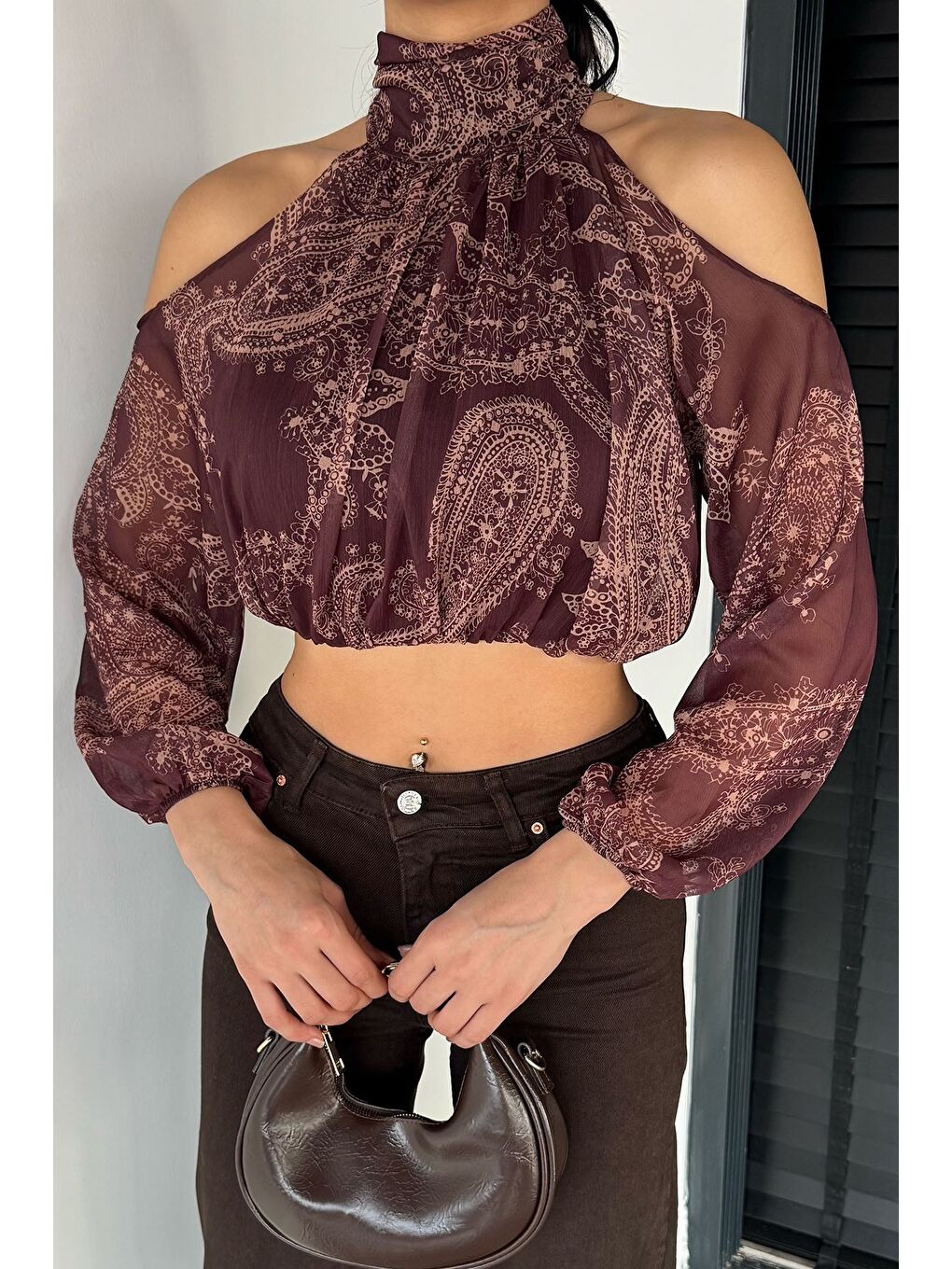 Kahverengi İç Astarlı Omuz Dekolteli Kadın Crop Top Şifon Bluz-1