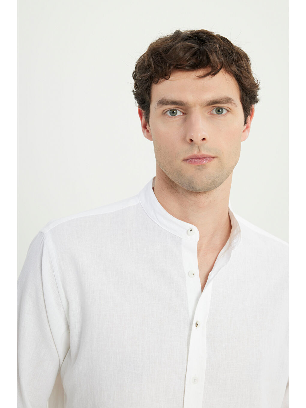 Erkek Beyaz Comfort Fit Rahat Kesim Hakim Yaka Gömlek-3