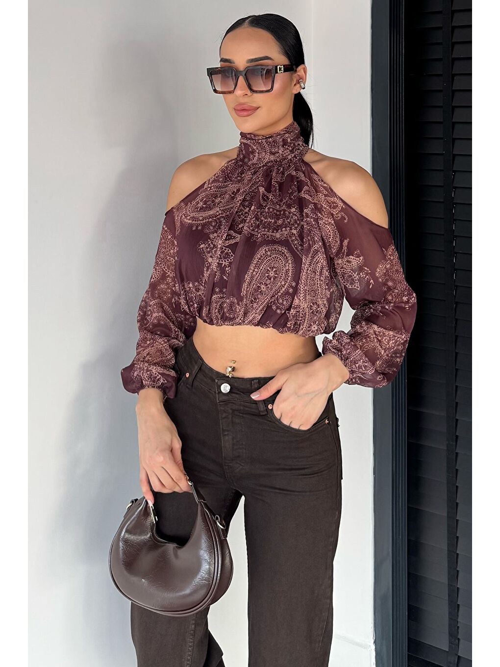Kahverengi İç Astarlı Omuz Dekolteli Kadın Crop Top Şifon Bluz-2
