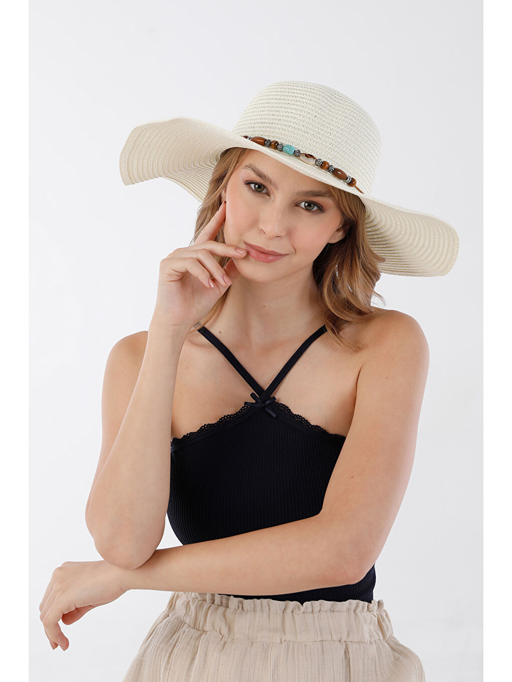 Ekru Boncuklu Hasır Şapka