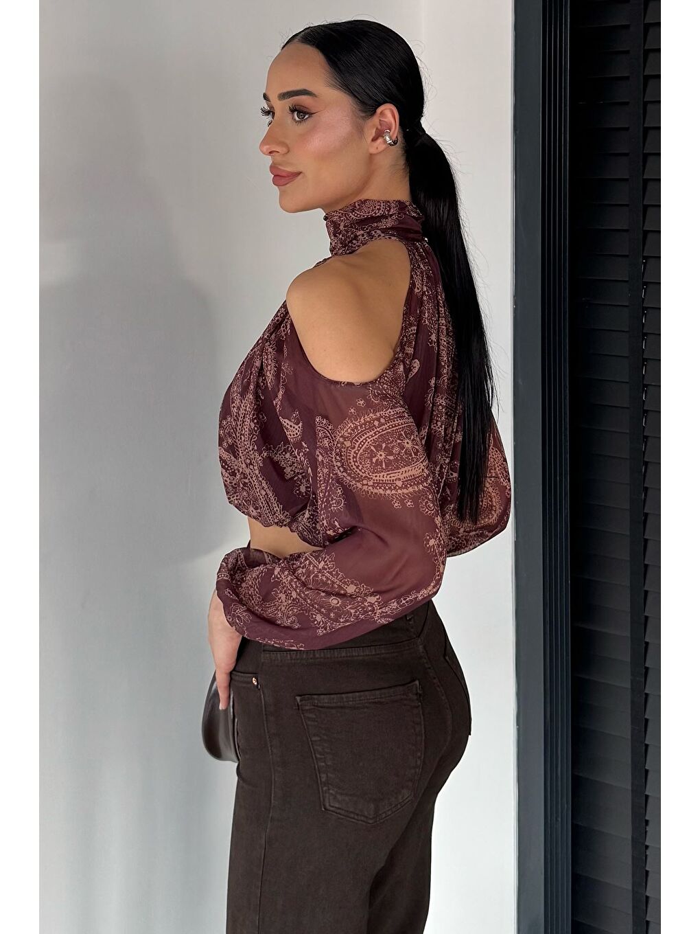 Kahverengi İç Astarlı Omuz Dekolteli Kadın Crop Top Şifon Bluz-3
