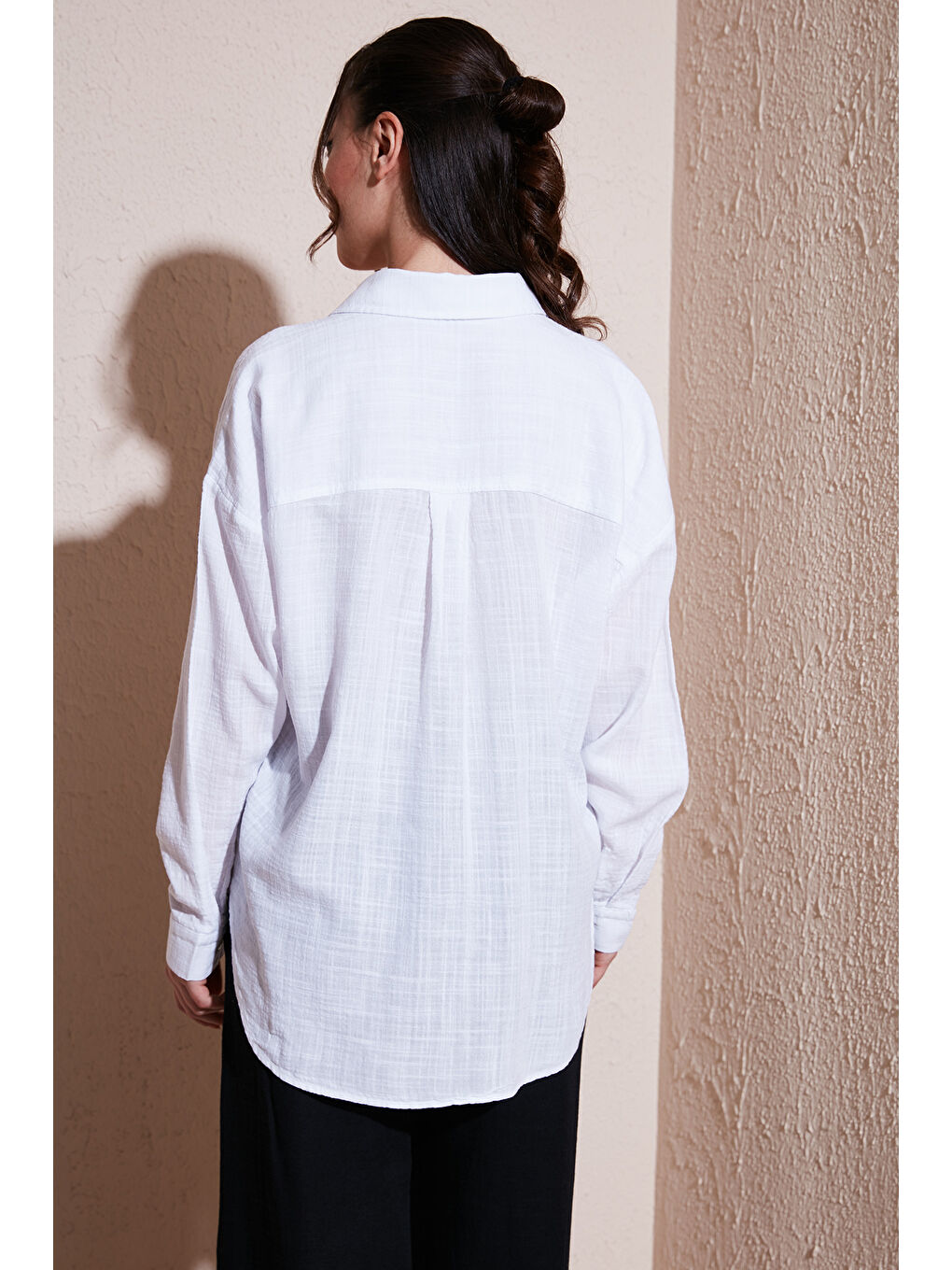 Beyaz Pamuklu Rahat Kalıp Uzun Kollu Kadın Gömlek 26Y0245K1-3