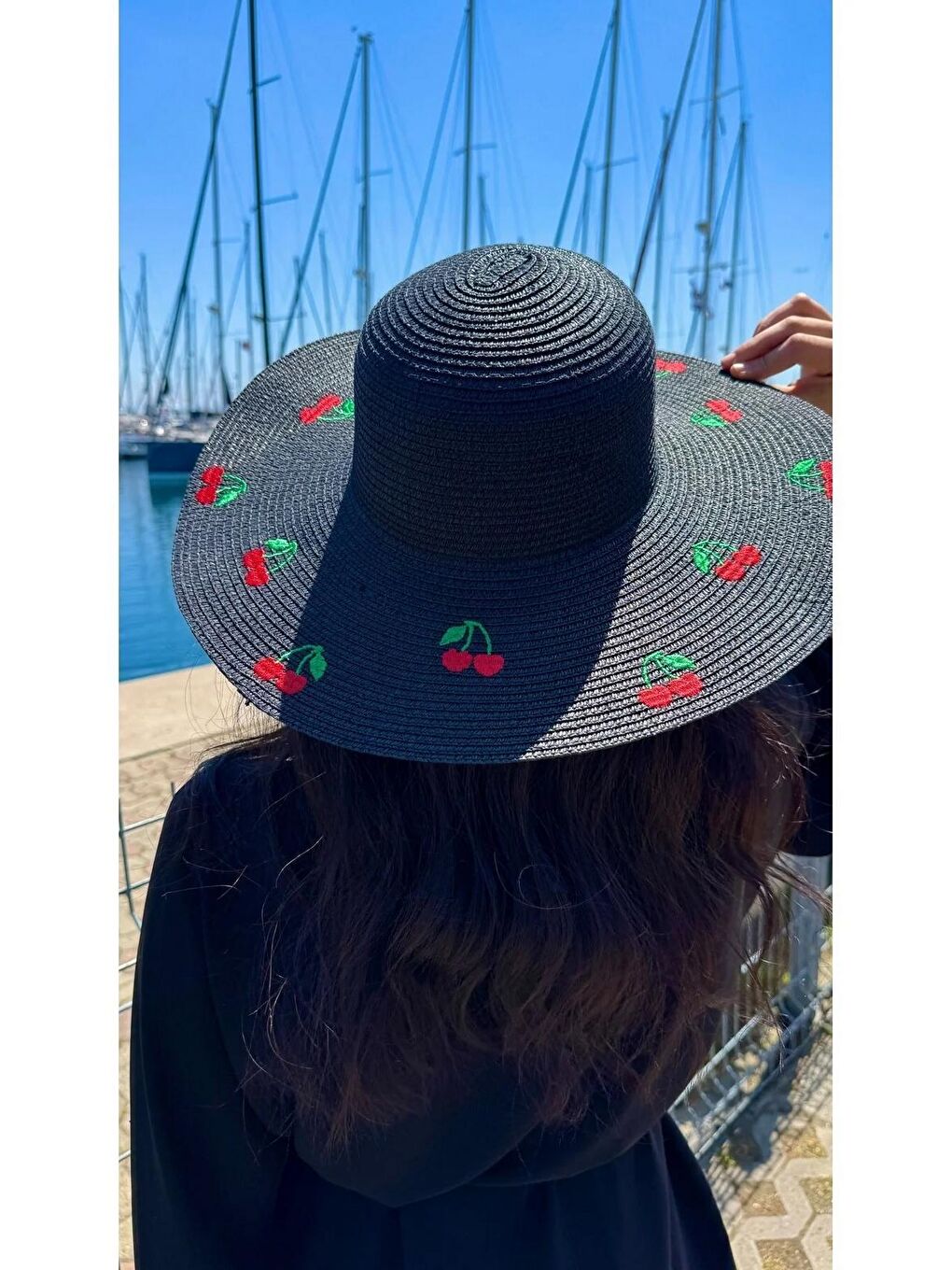 Siyah Kiraz Nakışlı Geniş Kenarlı Kadın Yazlık Şapka HSR2115-1
