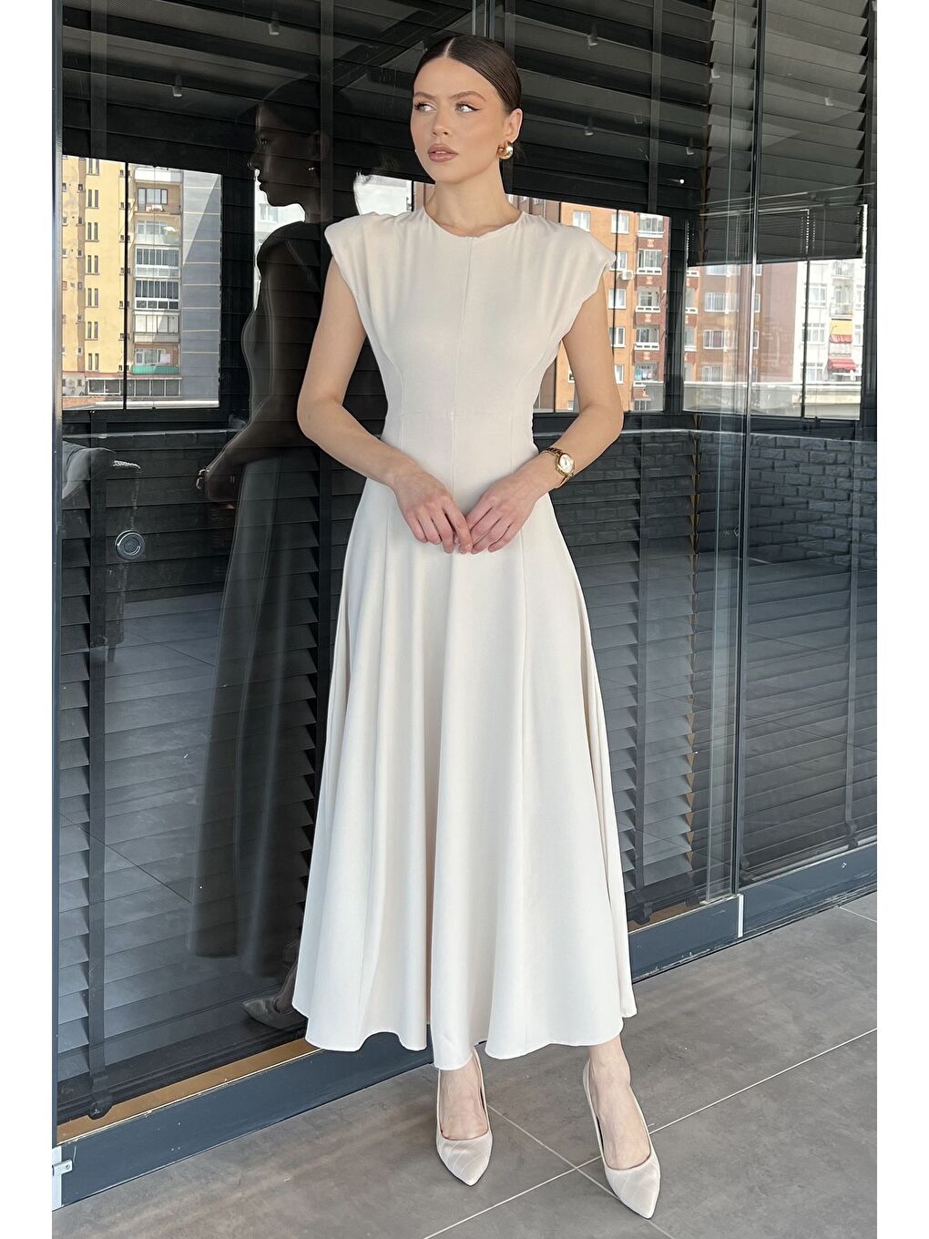 Bej Kadın Omuz Vatkalı Bel Bağcıklı Sıfır Kol Elbise-1