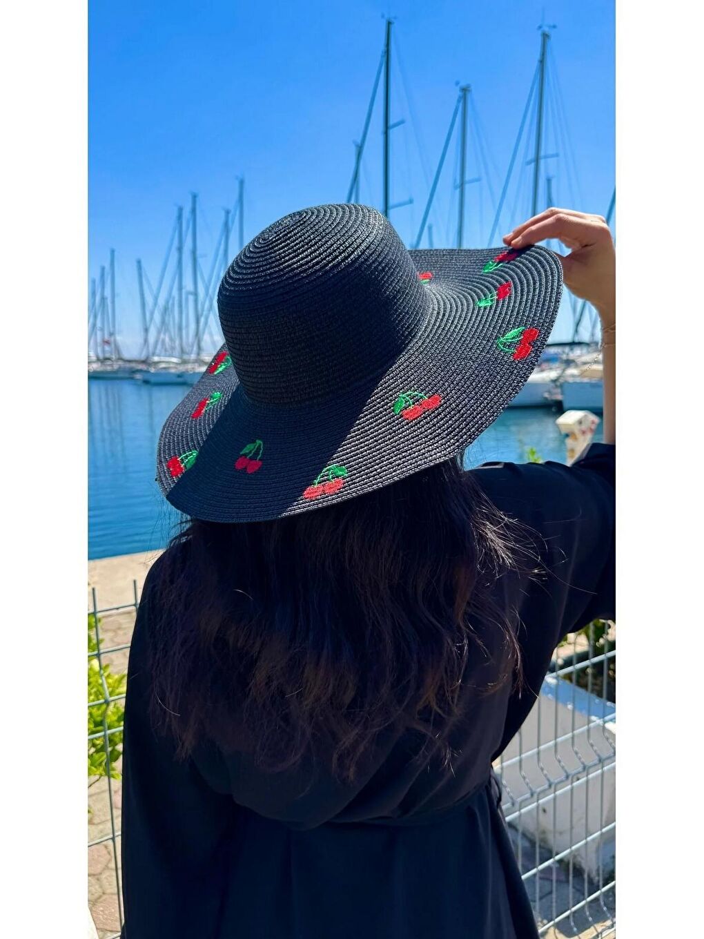 Siyah Kiraz Nakışlı Geniş Kenarlı Kadın Yazlık Şapka HSR2115-3