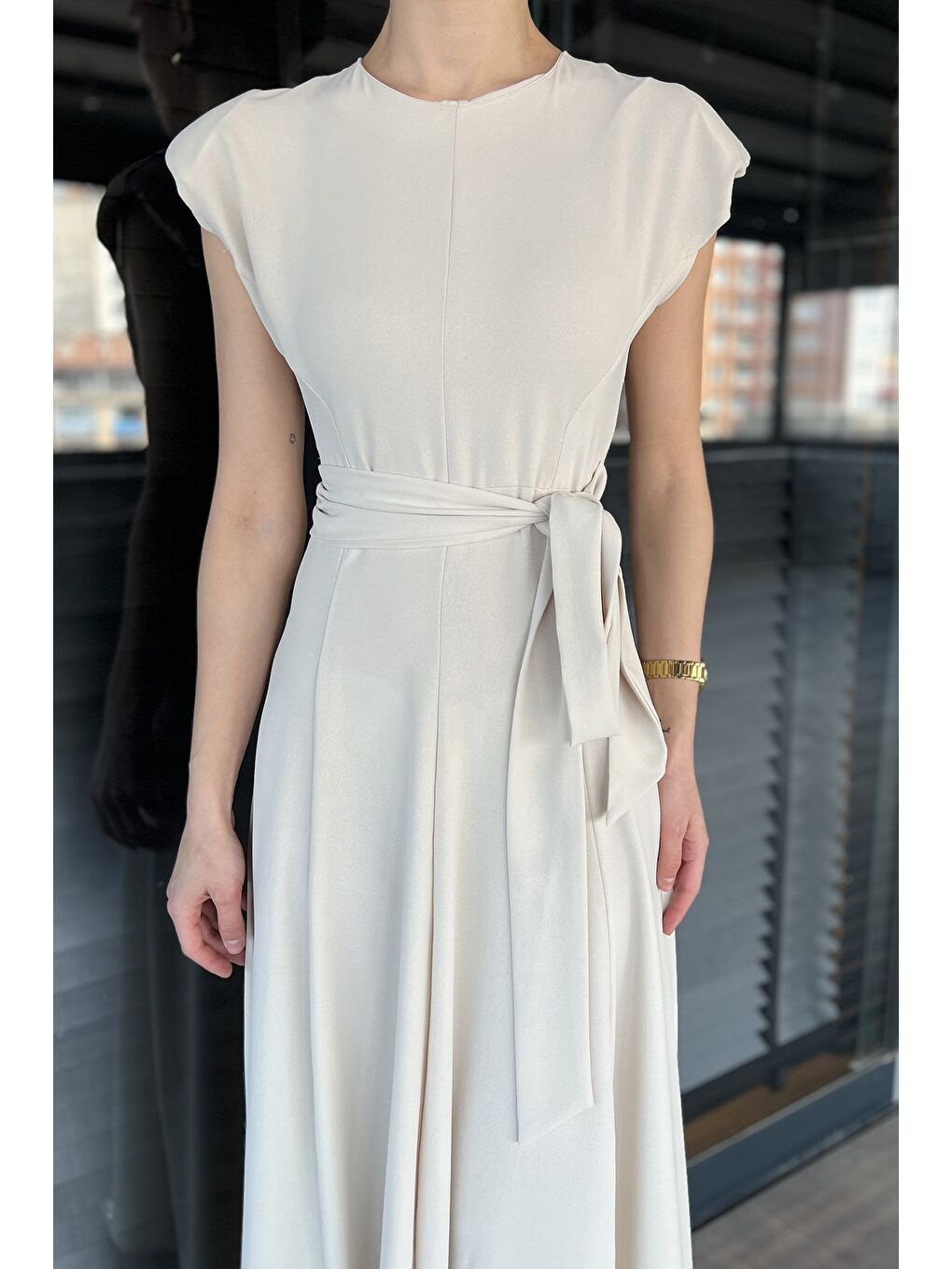 Bej Kadın Omuz Vatkalı Bel Bağcıklı Sıfır Kol Elbise-2