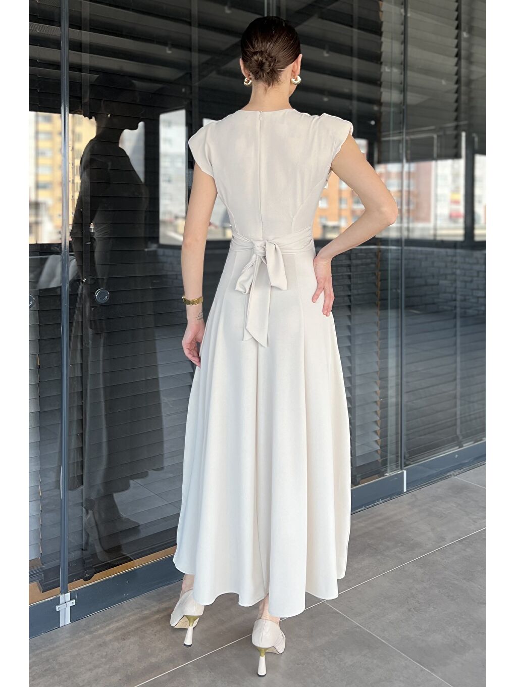 Bej Kadın Omuz Vatkalı Bel Bağcıklı Sıfır Kol Elbise-3