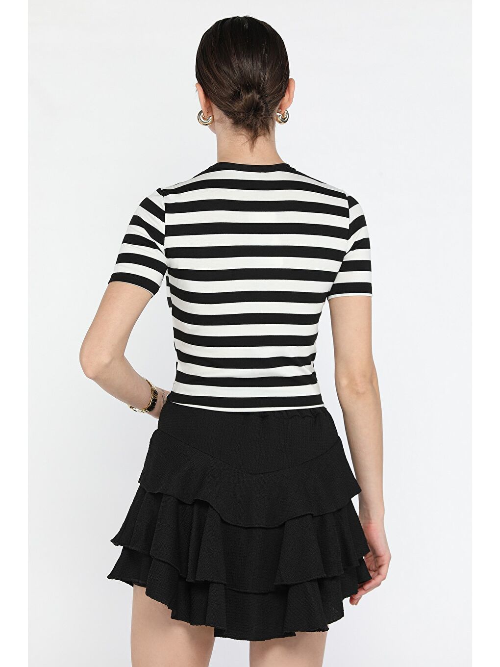 Siyah Baskılı Çizgi Desenli Kadın Tişört-2