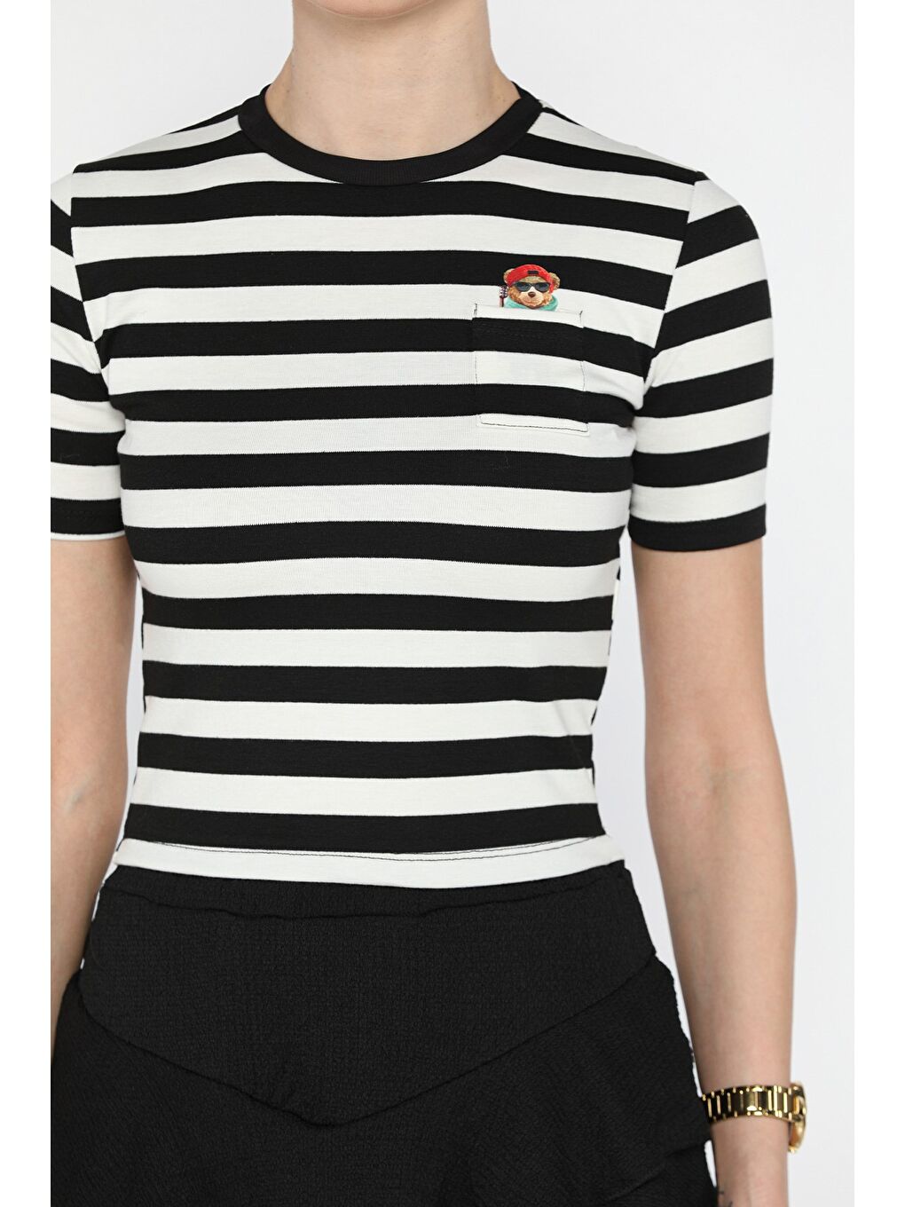 Siyah Baskılı Çizgi Desenli Kadın Tişört-3