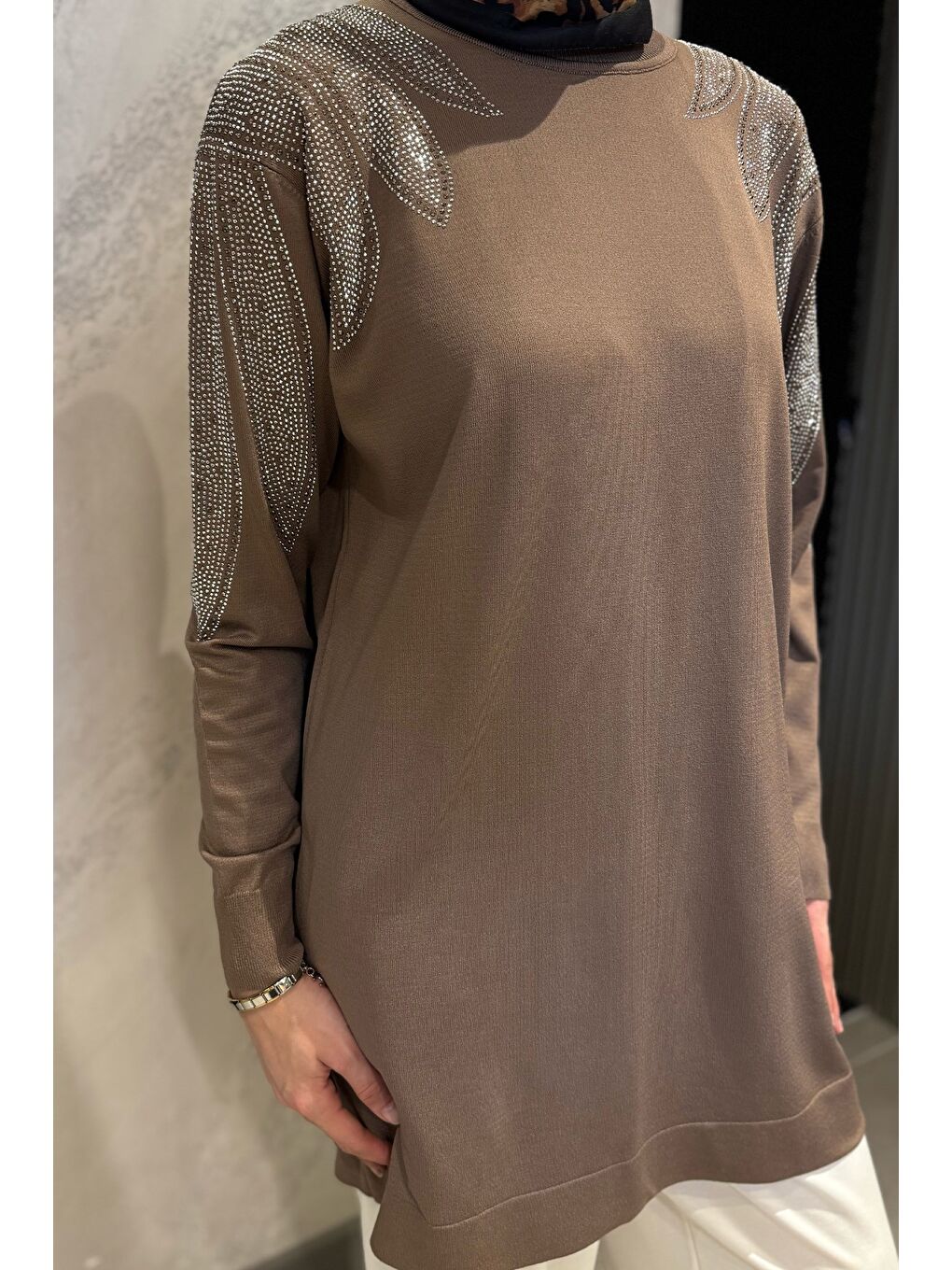 Kahverengi Omuz Taşlı Tesettür Triko Tunik-5