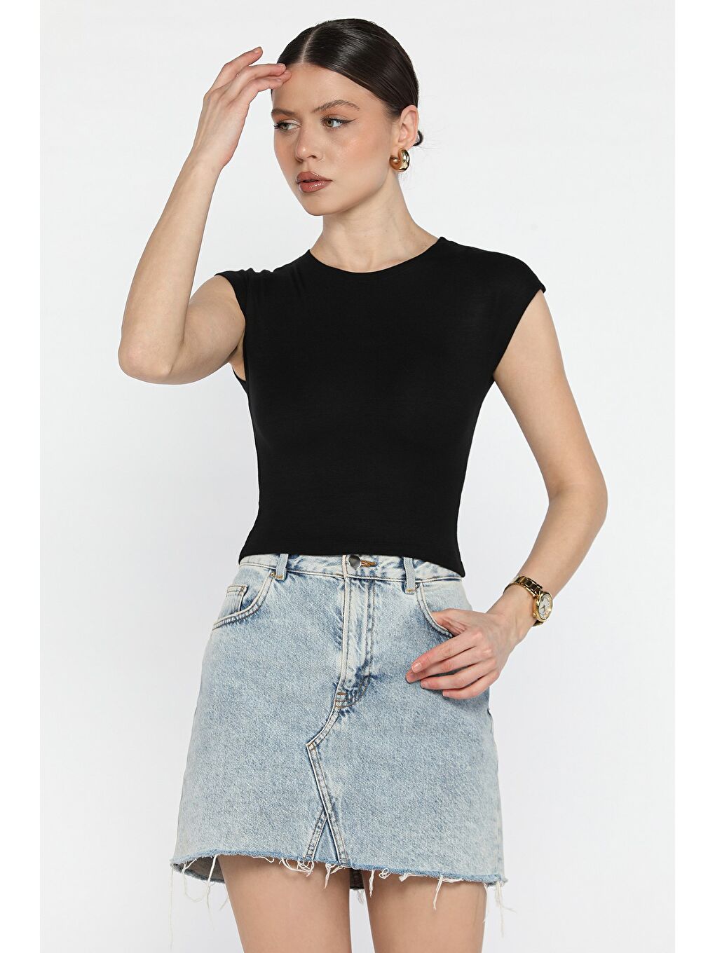 Siyah Bisiklet Yaka Sıfır Kol Kadın Tişört-1