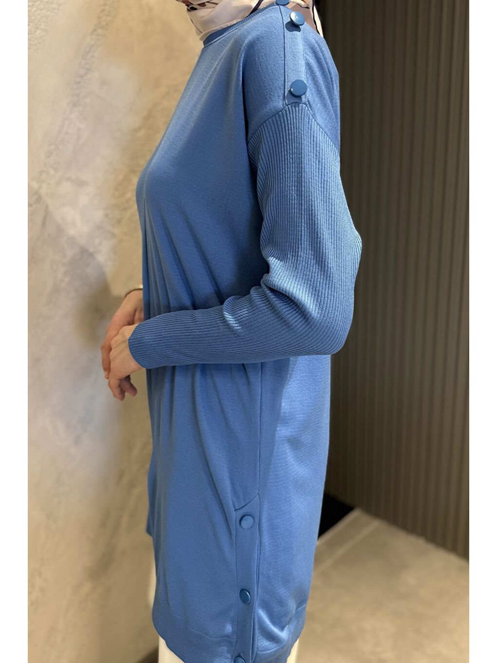 Mavi Düğme Detaylı Tesettür Triko Tunik-5