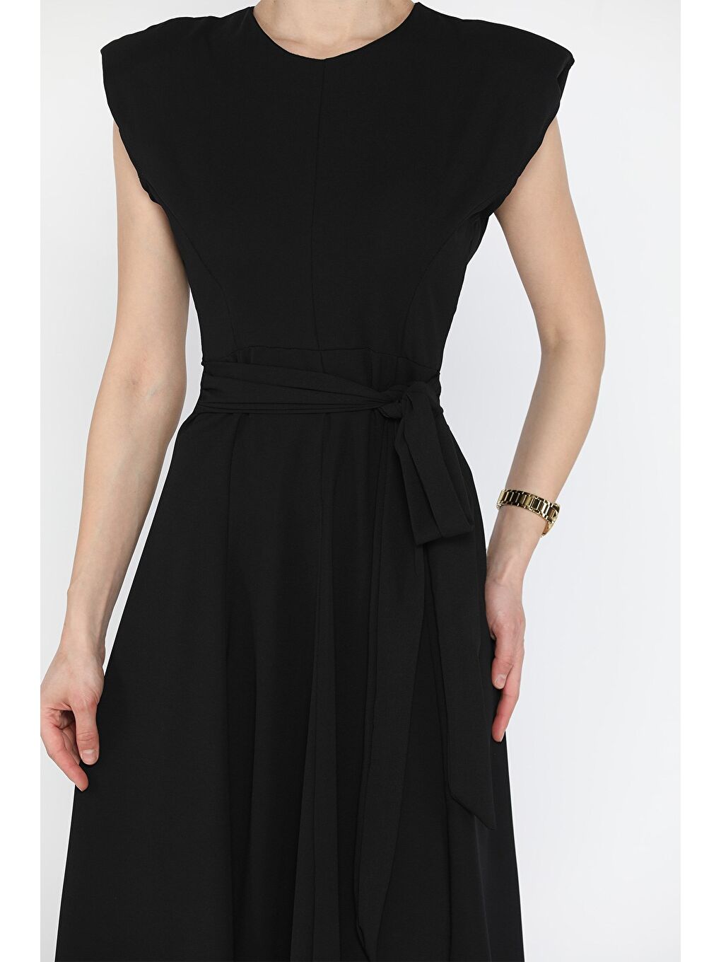 Siyah Kadın Omuz Vatkalı Bel Bağcıklı Sıfır Kol Elbise-3