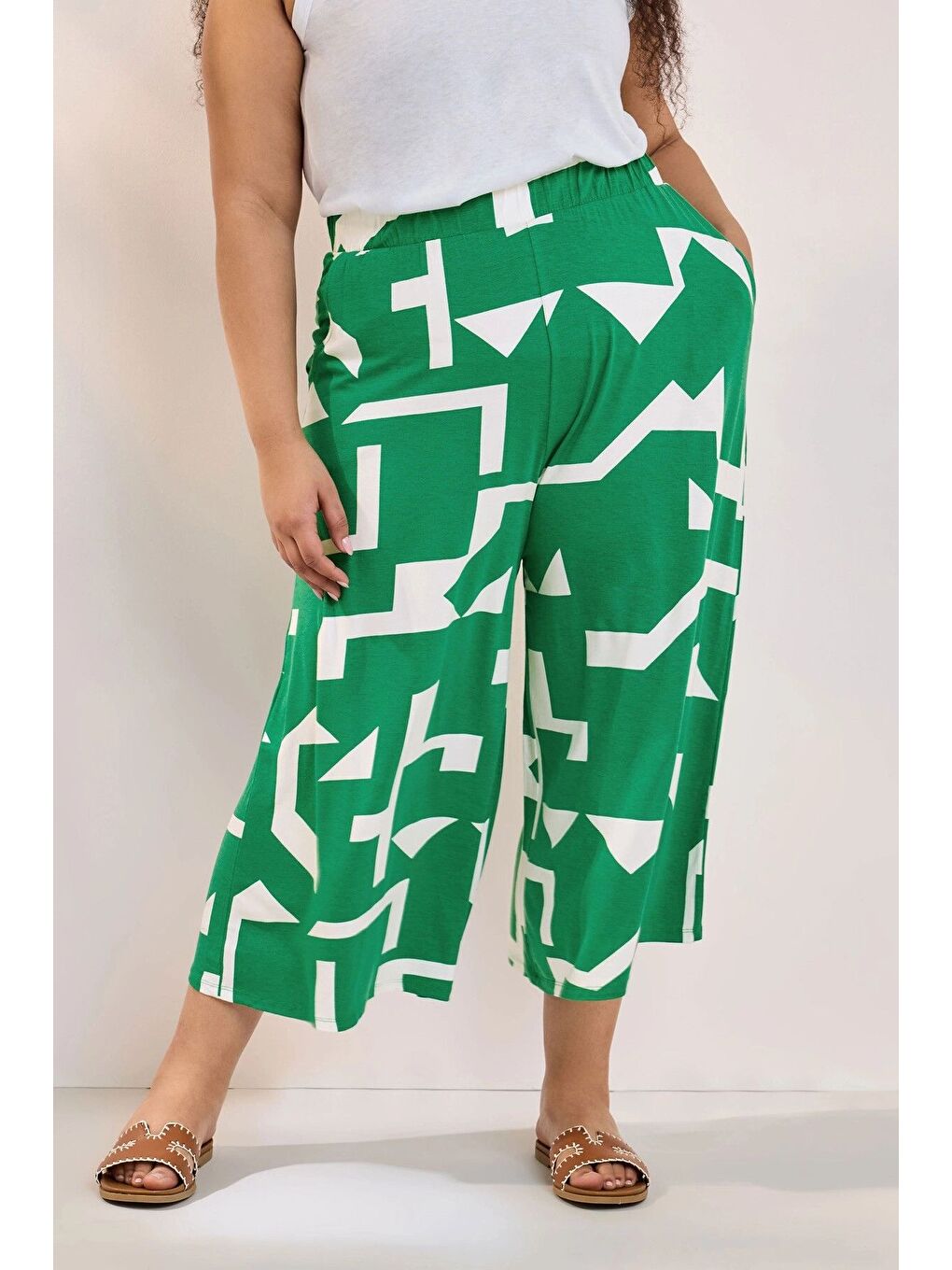Yeşil Büyük Beden Yüksek Bel Lastikli Cepli Bol Paça Kapri Pantolon 304118-1