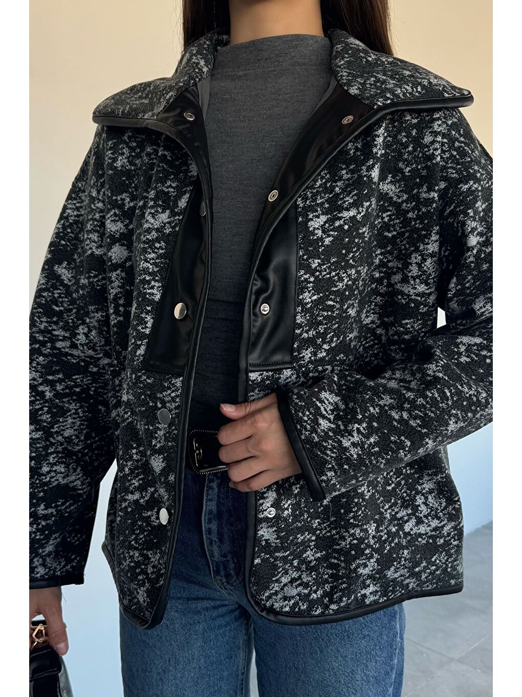 Siyah Kadın İç Astarlı Deri Garnili Çıtçıtlı Desenli Ceket-1