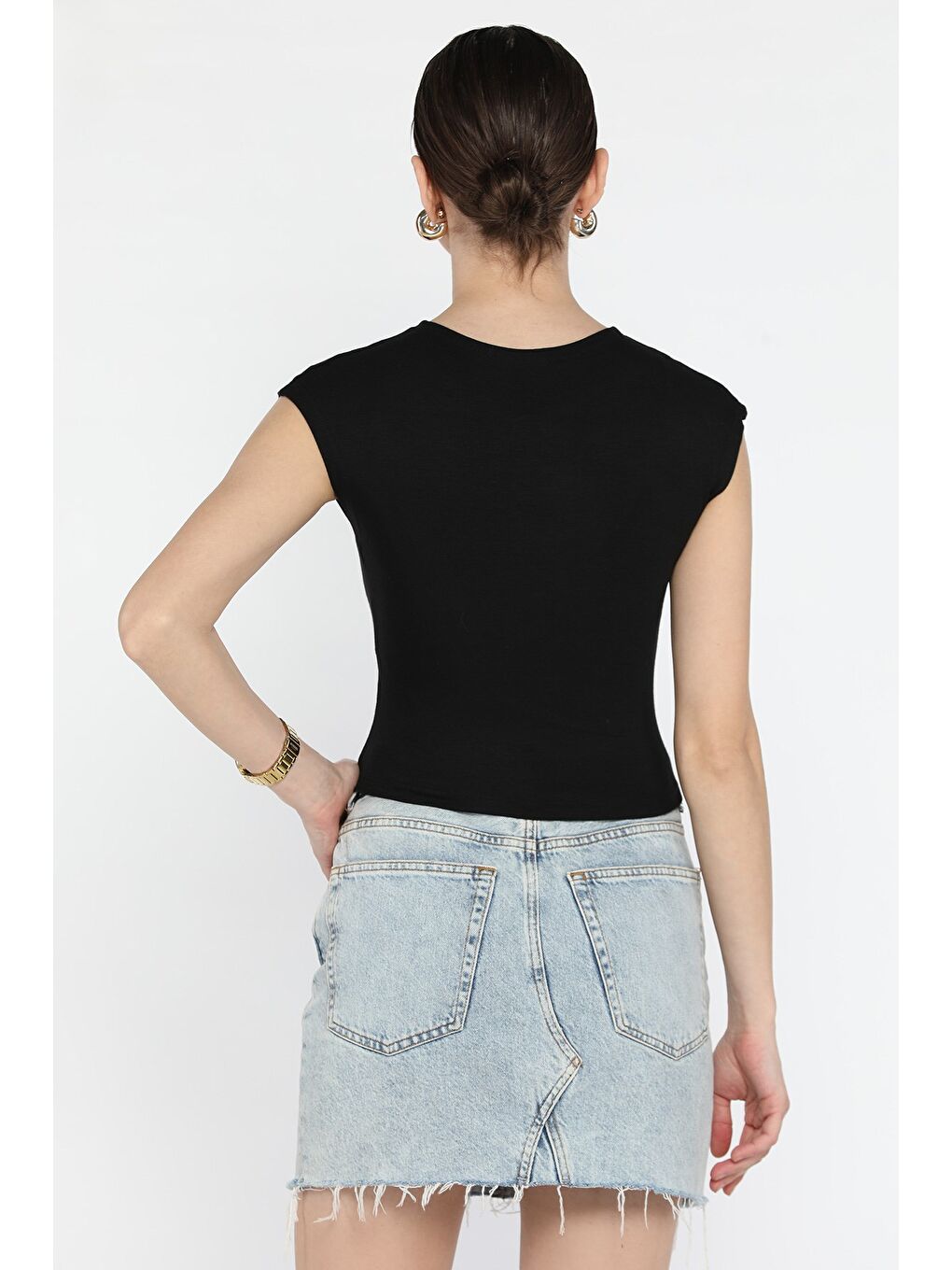 Siyah Bisiklet Yaka Sıfır Kol Kadın Tişört-3