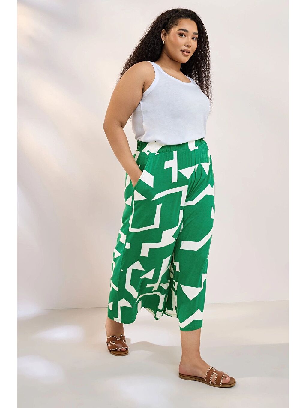Yeşil Büyük Beden Yüksek Bel Lastikli Cepli Bol Paça Kapri Pantolon 304118-3
