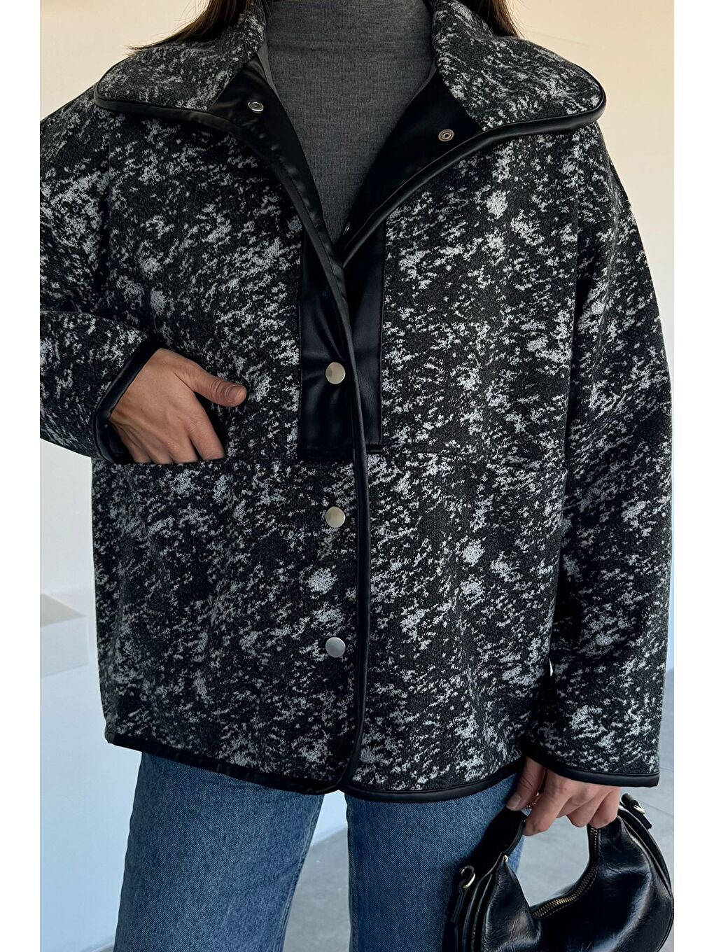 Siyah Kadın İç Astarlı Deri Garnili Çıtçıtlı Desenli Ceket-2