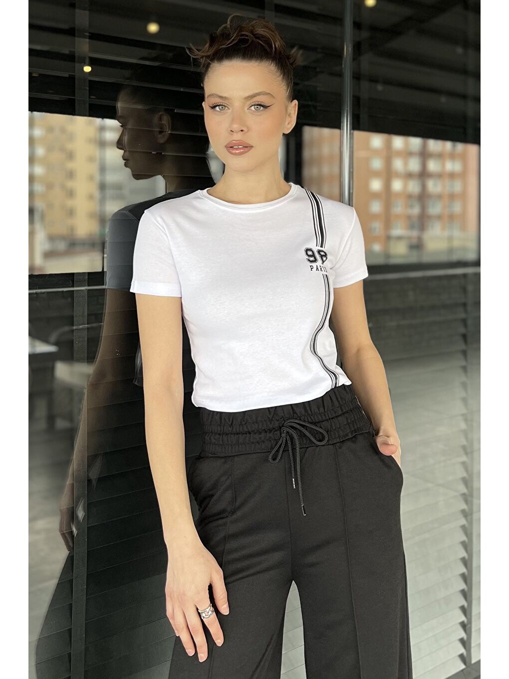 Beyaz Kadın Bisiklet Yaka Baskılı Crop Top Tişört