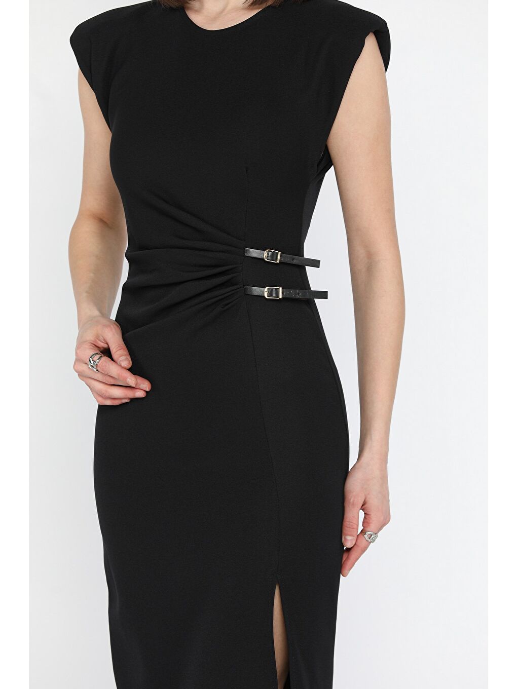 Siyah Bel Drapeli Vatkalı Yan Yırtmaçlı Elbise-3