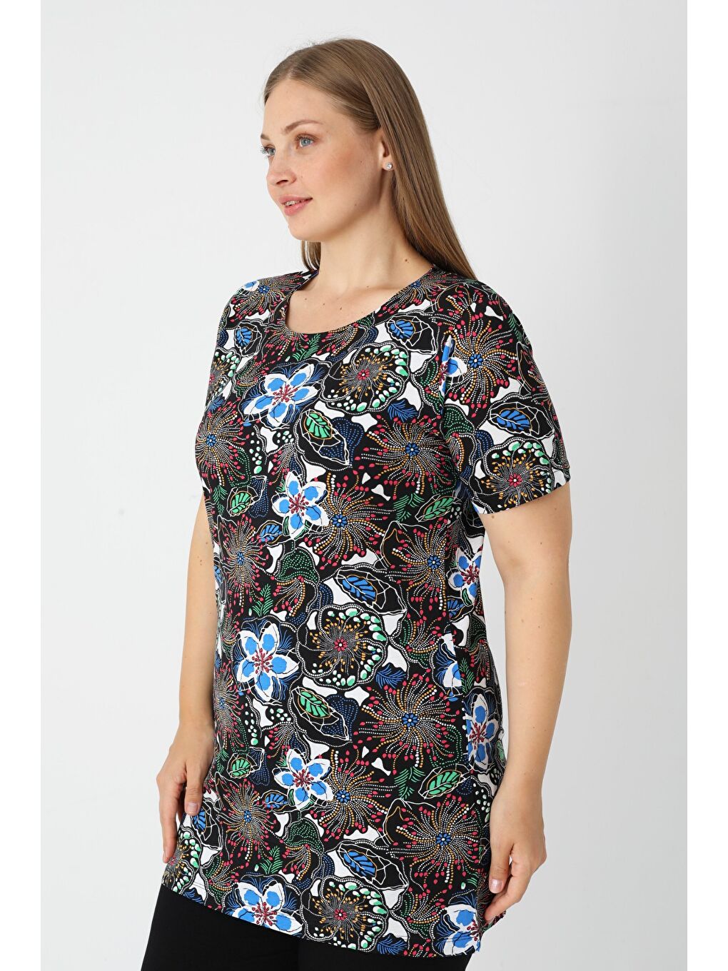 Siyah Haki Desenli Kısa Kollu Kadın Büyük Beden Pamuklu T-shirt-1