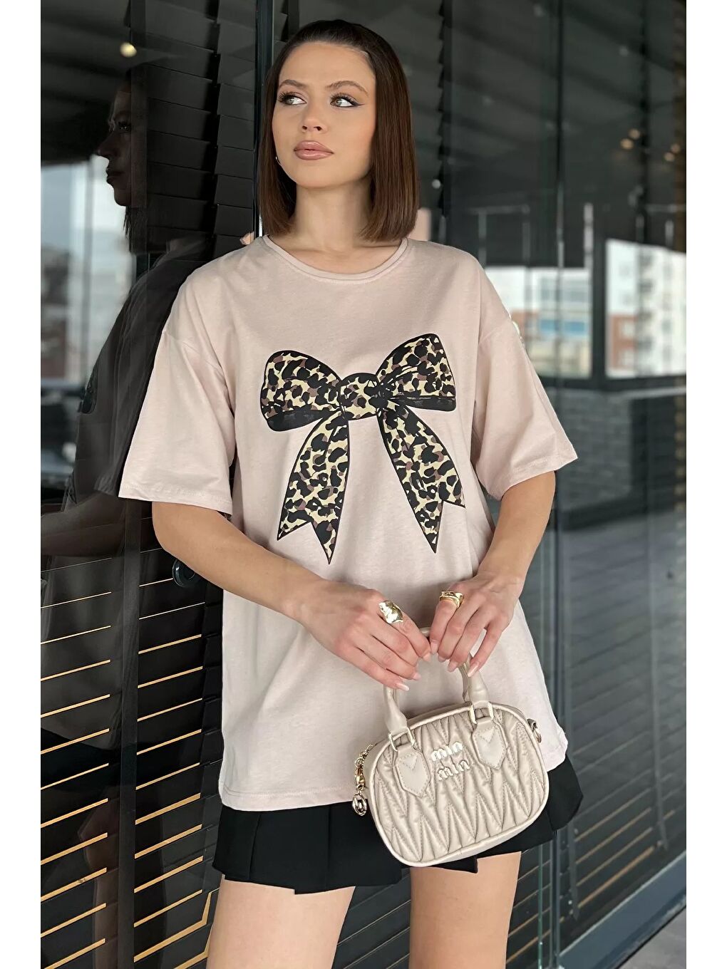 Bej Leopar Desen Kurdele Baskılı Bisiklet Yaka Kadın Tişört-1