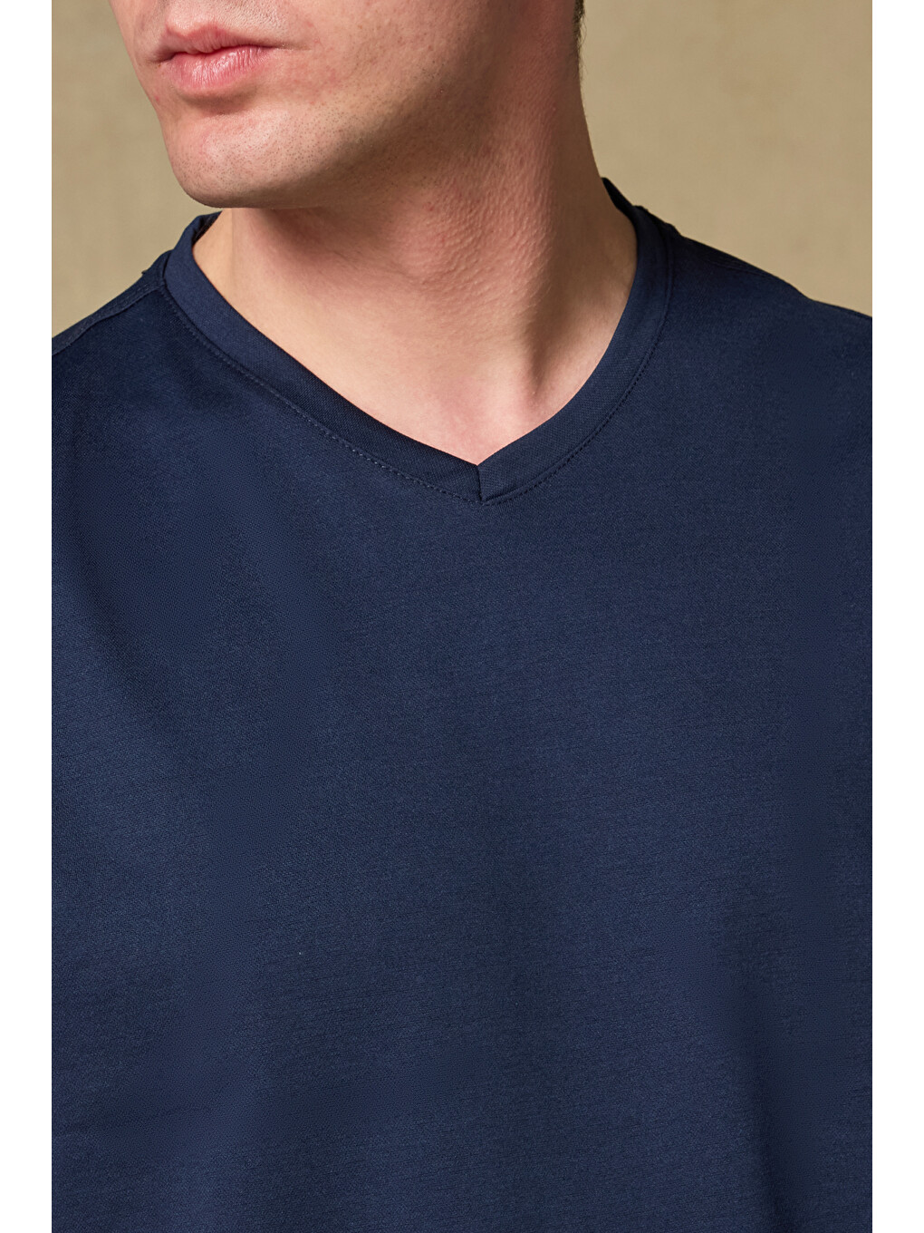 Vita Merserize Pamuklu Modern Fit Lacivert V Yaka Erkek Düz T-shirt-2